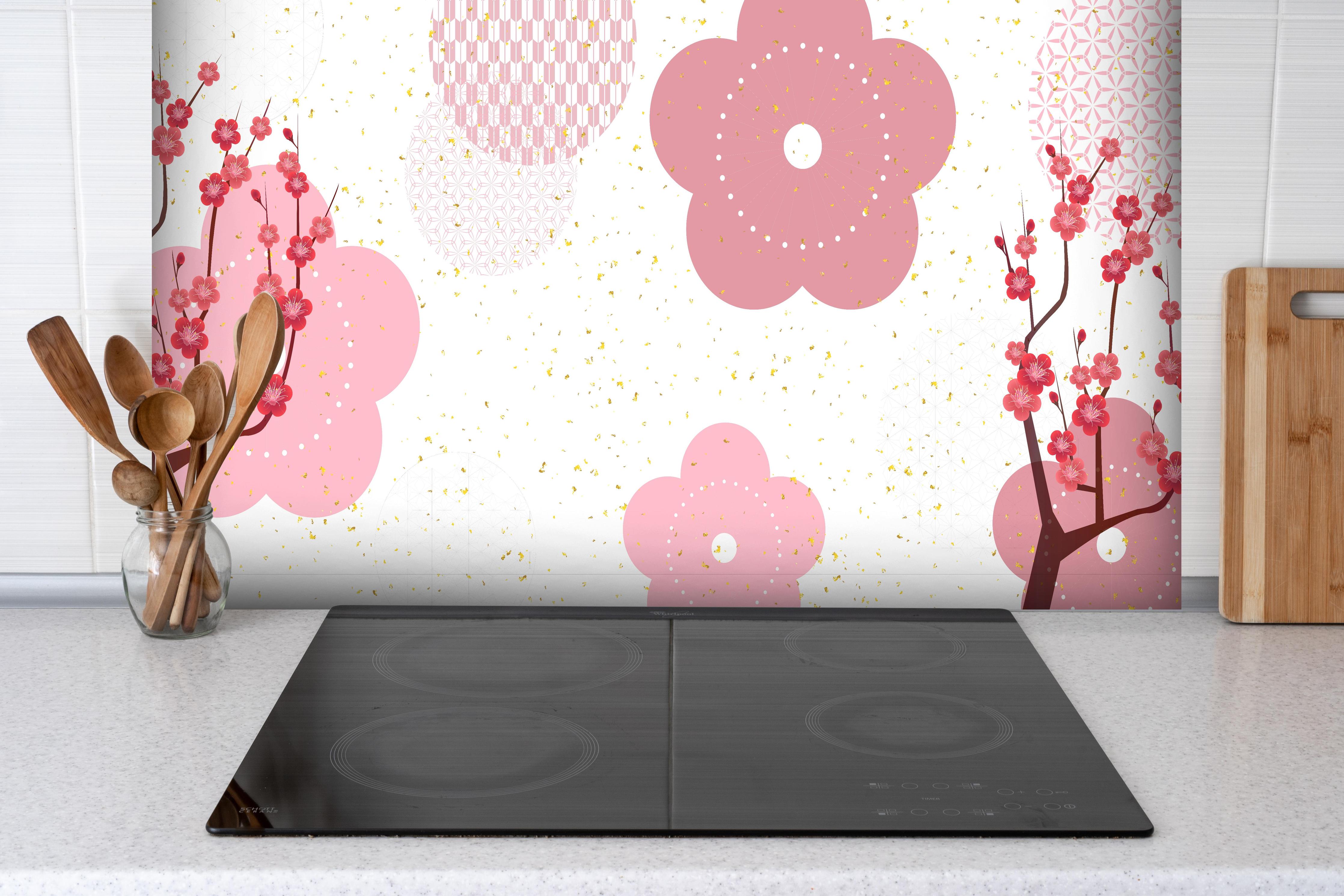 Spritzschutz - Frühlingshaftes Floral Muster in Rosa hinter einem Cerankochfeld zwischen Holz-Kochutensilien