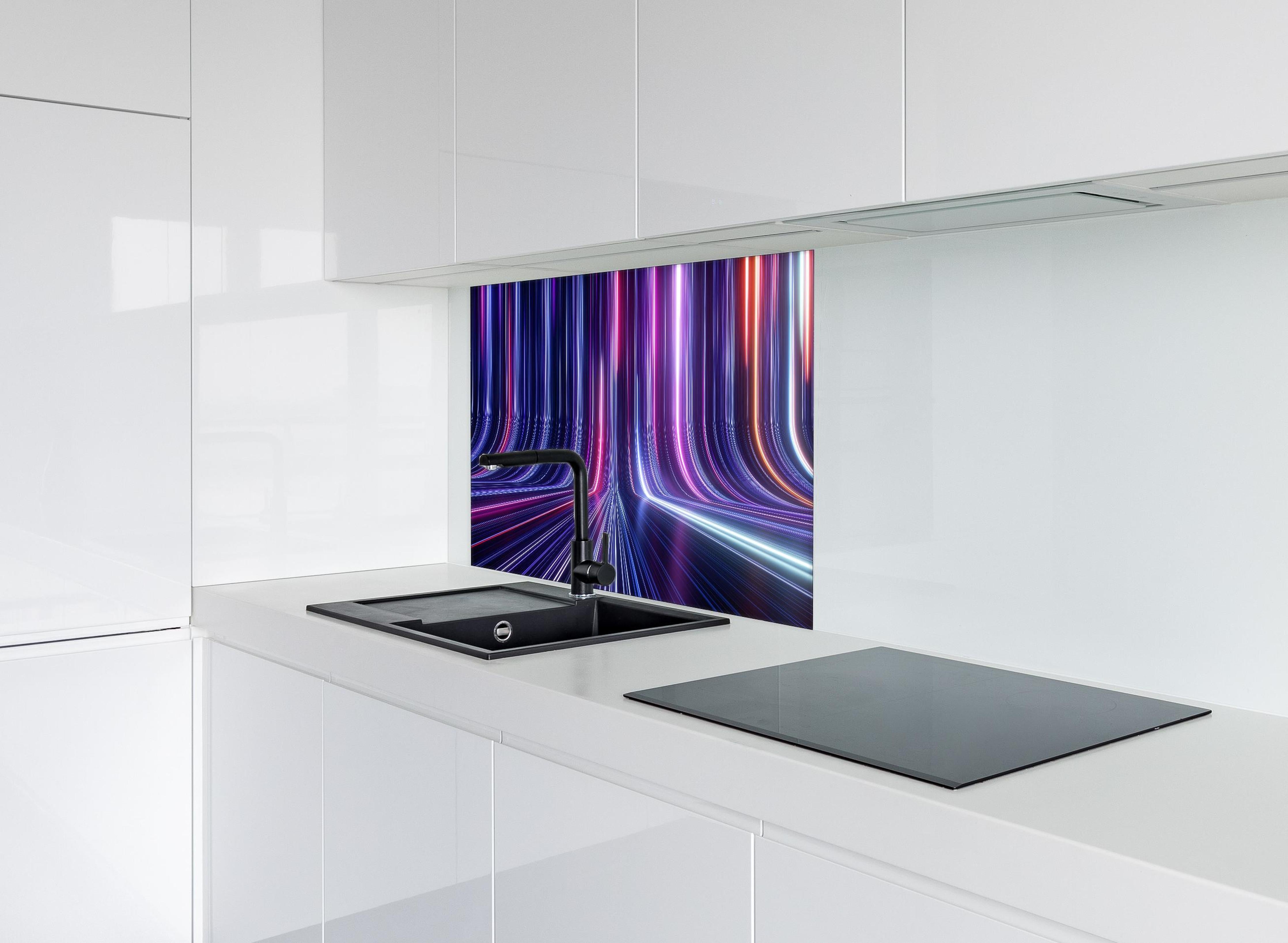 Spritzschutz - Futuristisches Neon Design hinter einem Cerankochfeld zwischen Holz-Kochutensilien