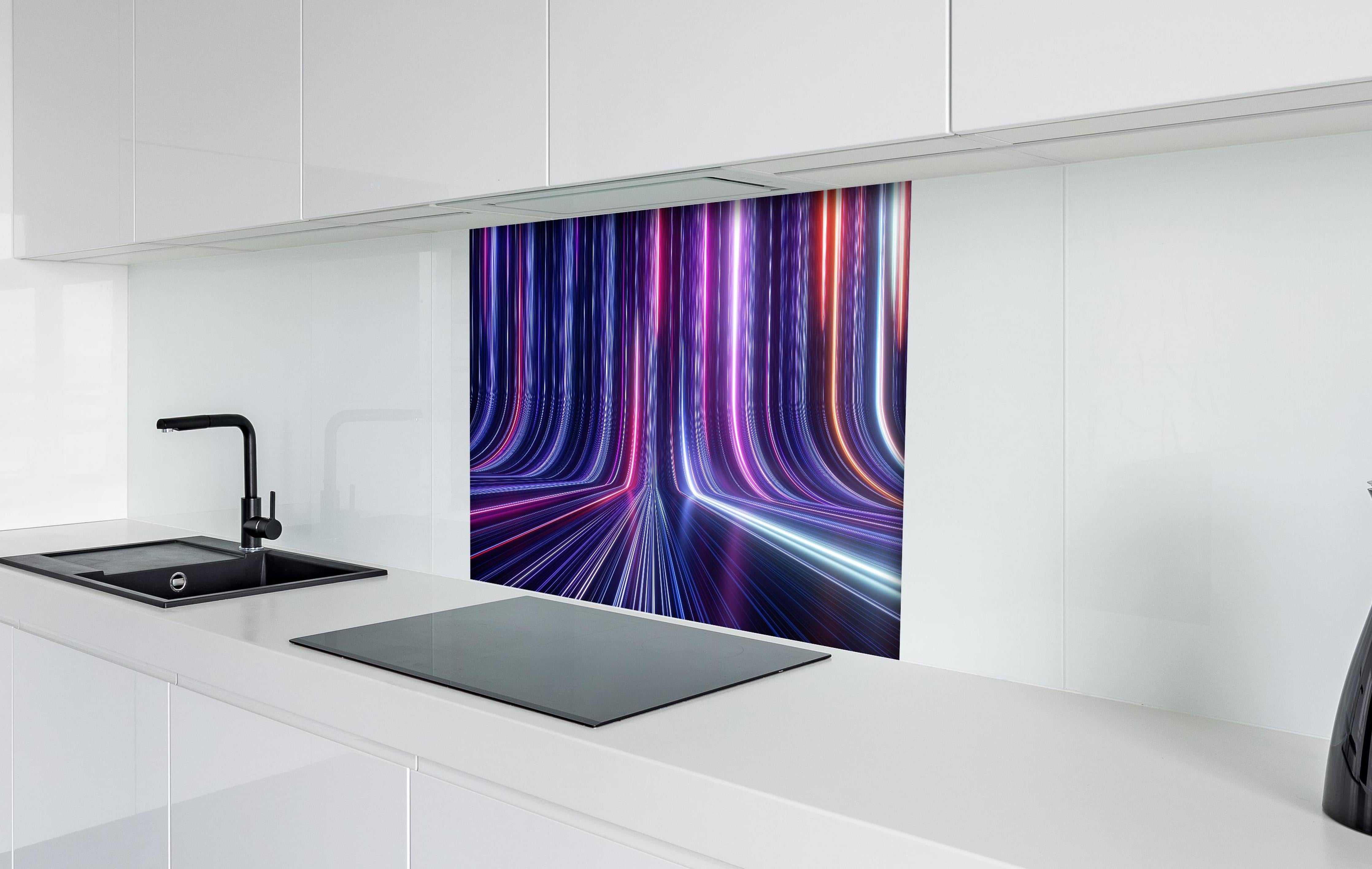 Spritzschutz - Futuristisches Neon Design hinter einem Cerankochfeld zwischen Holz-Kochutensilien