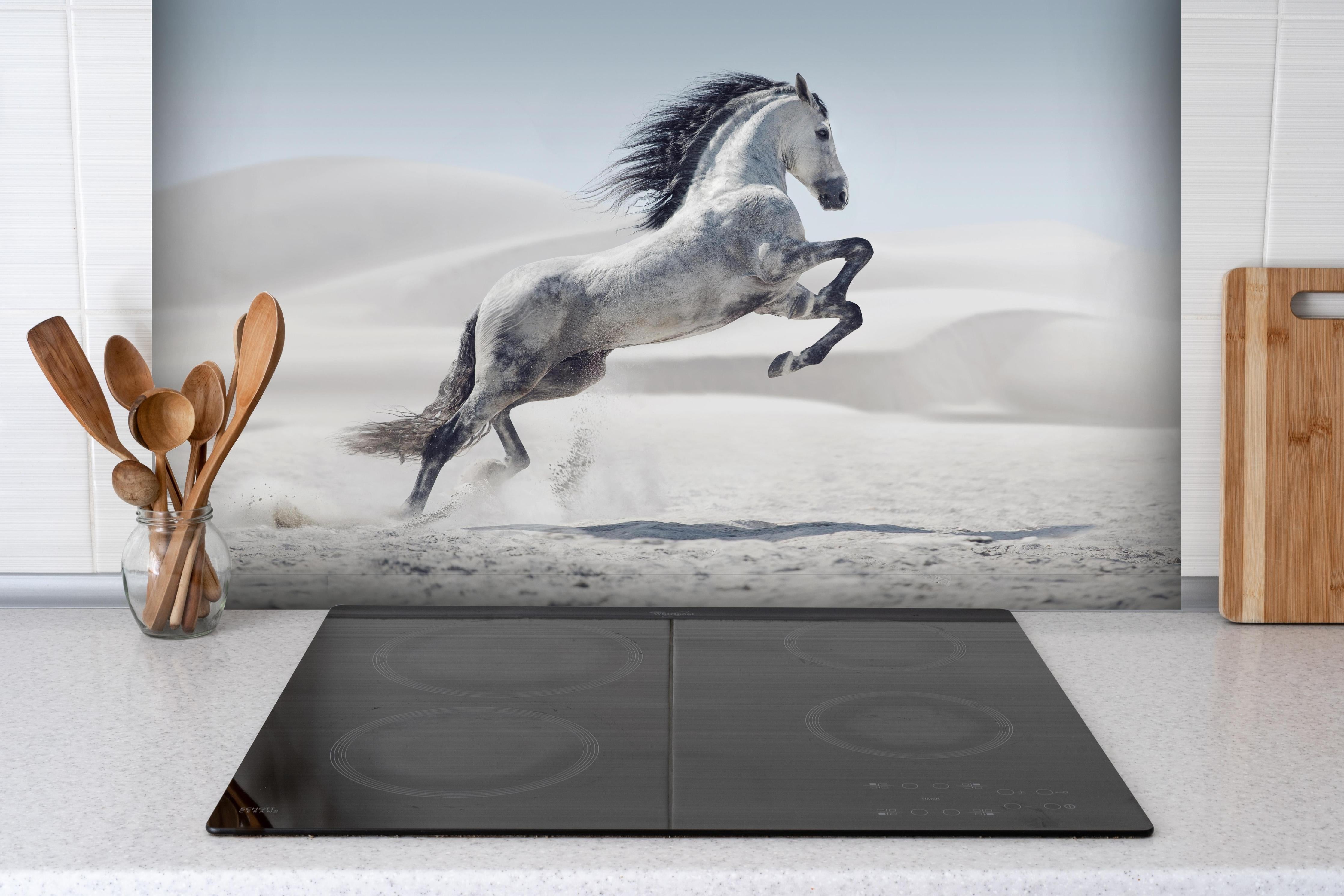 Spritzschutz - Galoppierendes weißes Pferd hinter einem Cerankochfeld zwischen Holz-Kochutensilien
