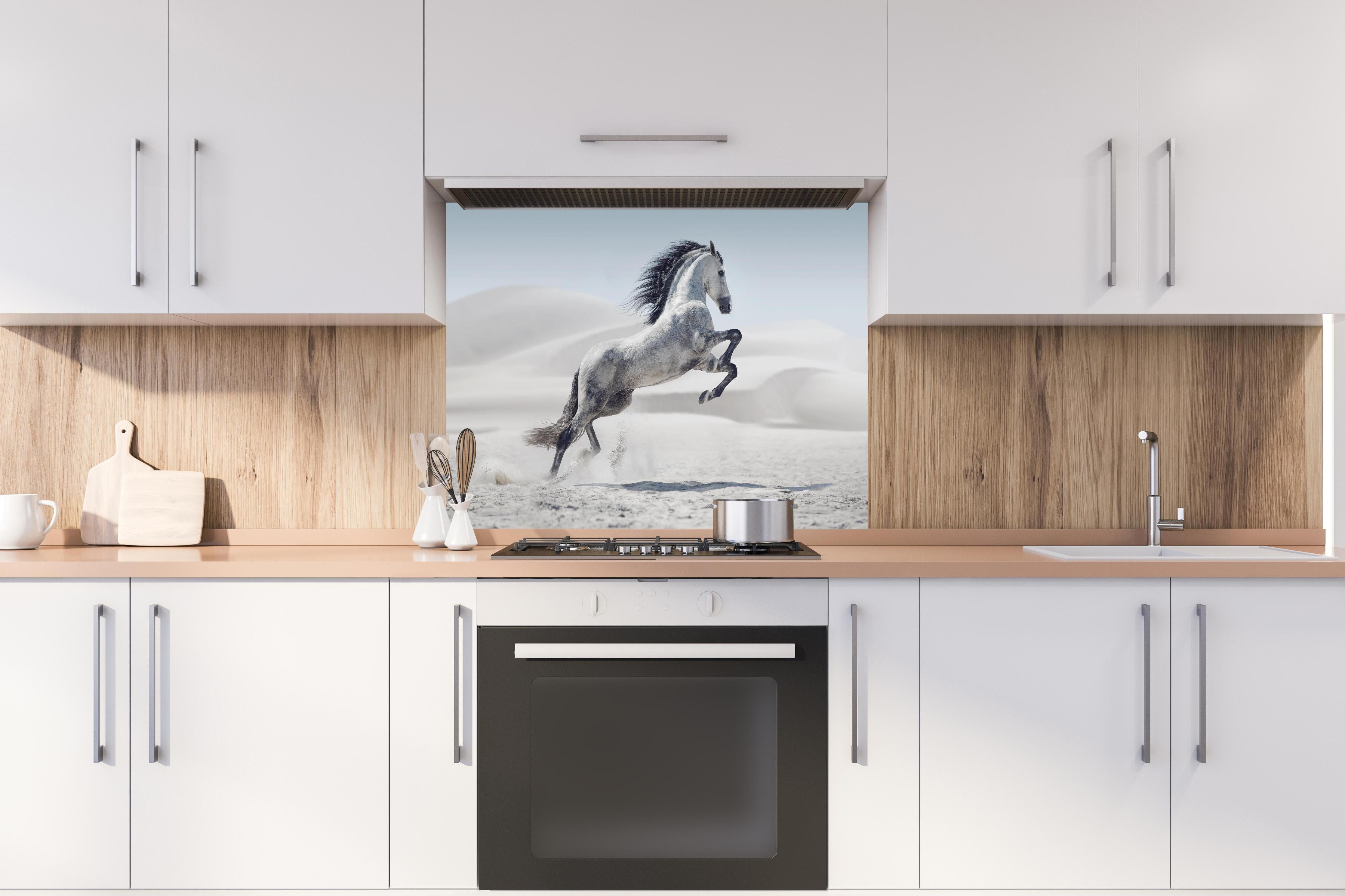 Spritzschutz - Galoppierendes weißes Pferd hinter einem Cerankochfeld zwischen Holz-Kochutensilien