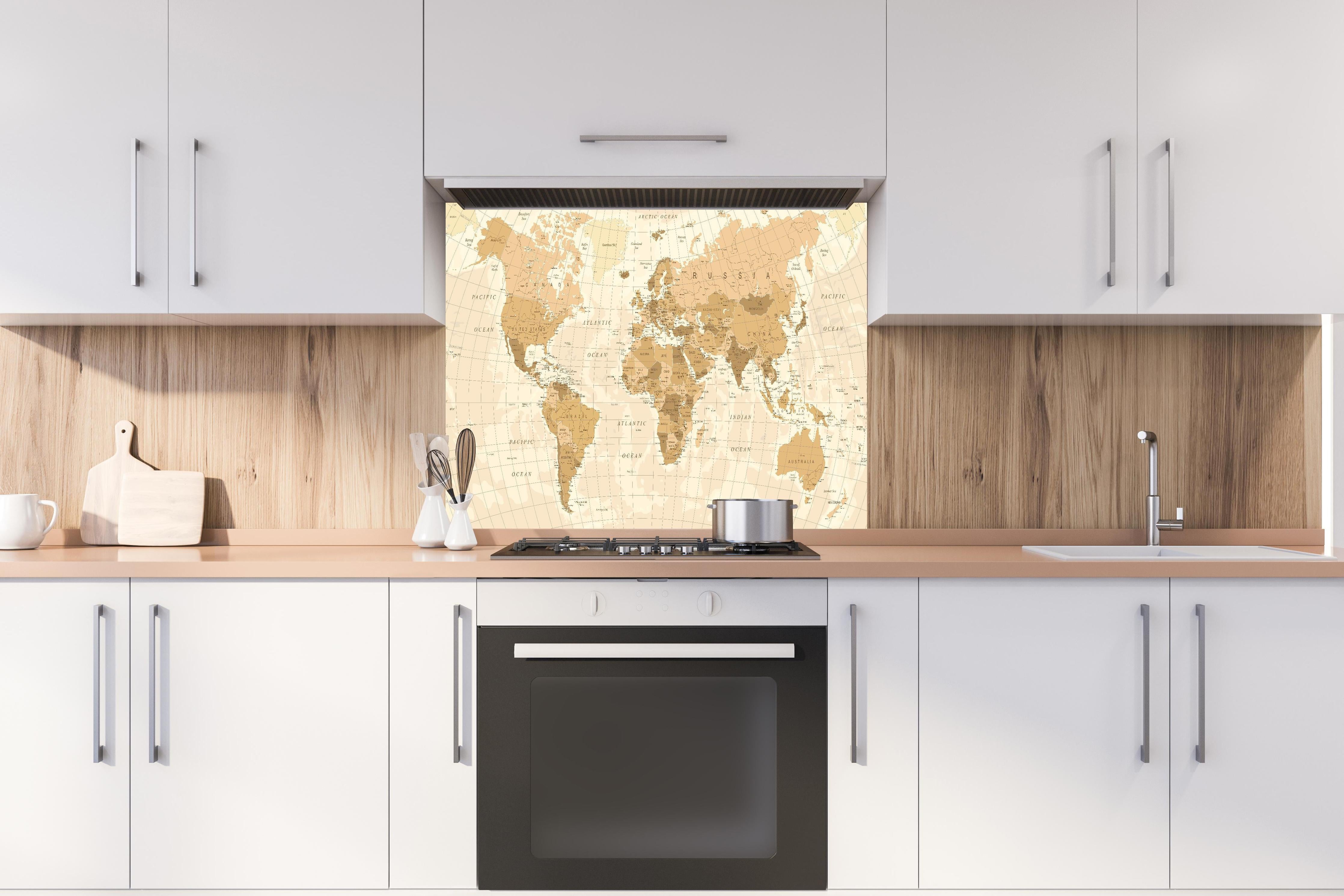Spritzschutz - Gedruckte alte Weltkarte im Sepia-Stil hinter einem Cerankochfeld zwischen Holz-Kochutensilien