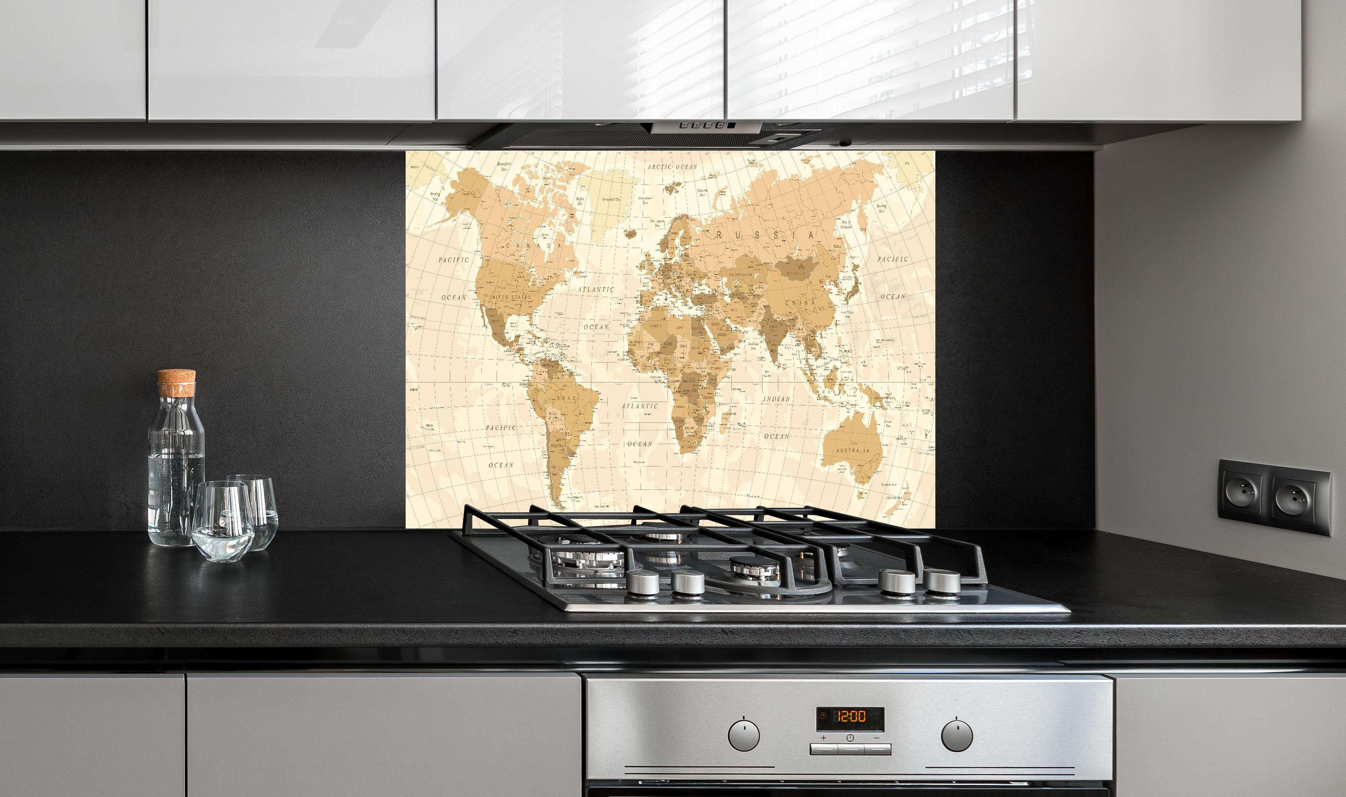 Spritzschutz - Gedruckte alte Weltkarte im Sepia-Stil hinter einem Cerankochfeld zwischen Holz-Kochutensilien