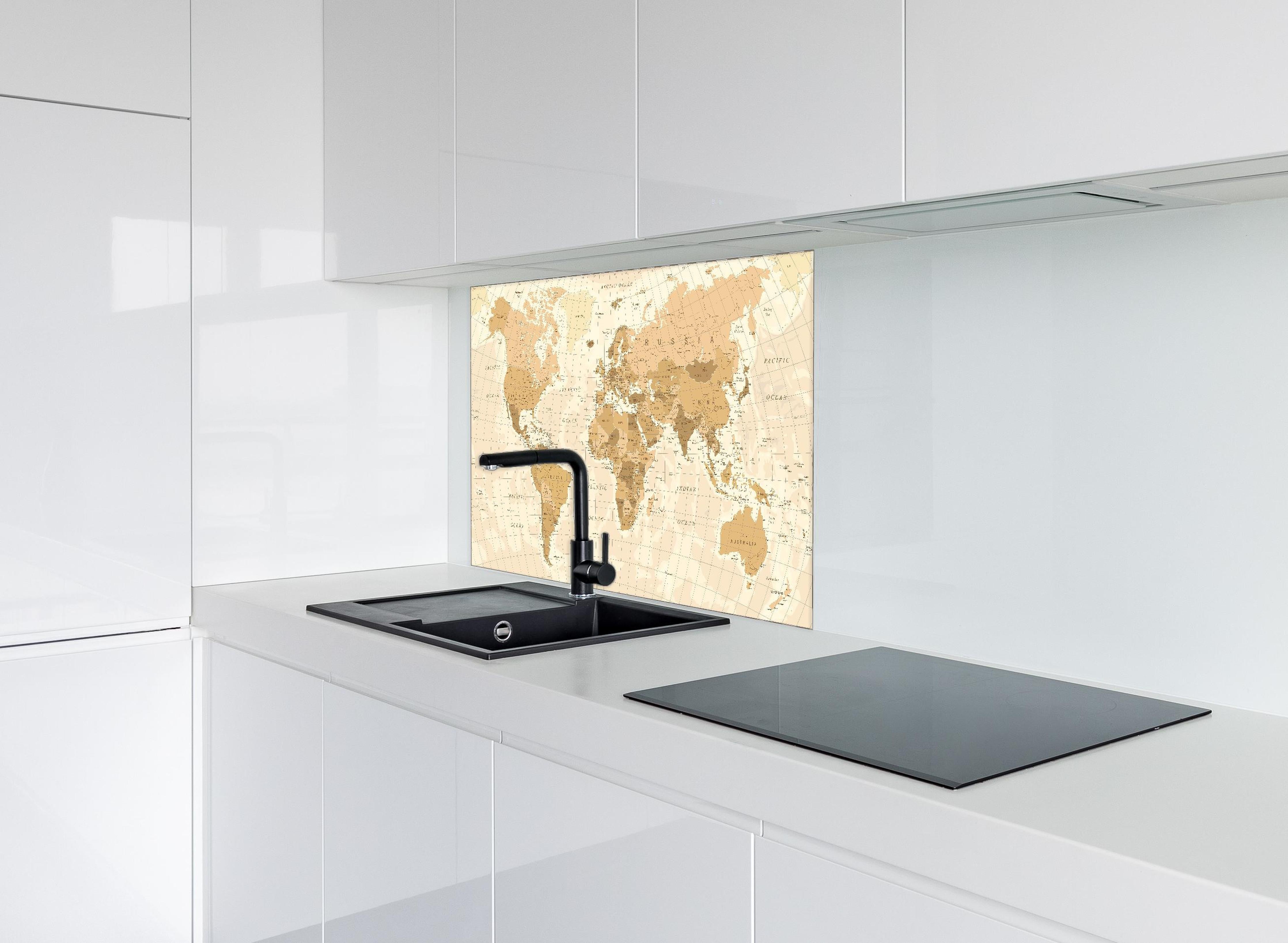 Spritzschutz - Gedruckte alte Weltkarte im Sepia-Stil hinter einem Cerankochfeld zwischen Holz-Kochutensilien