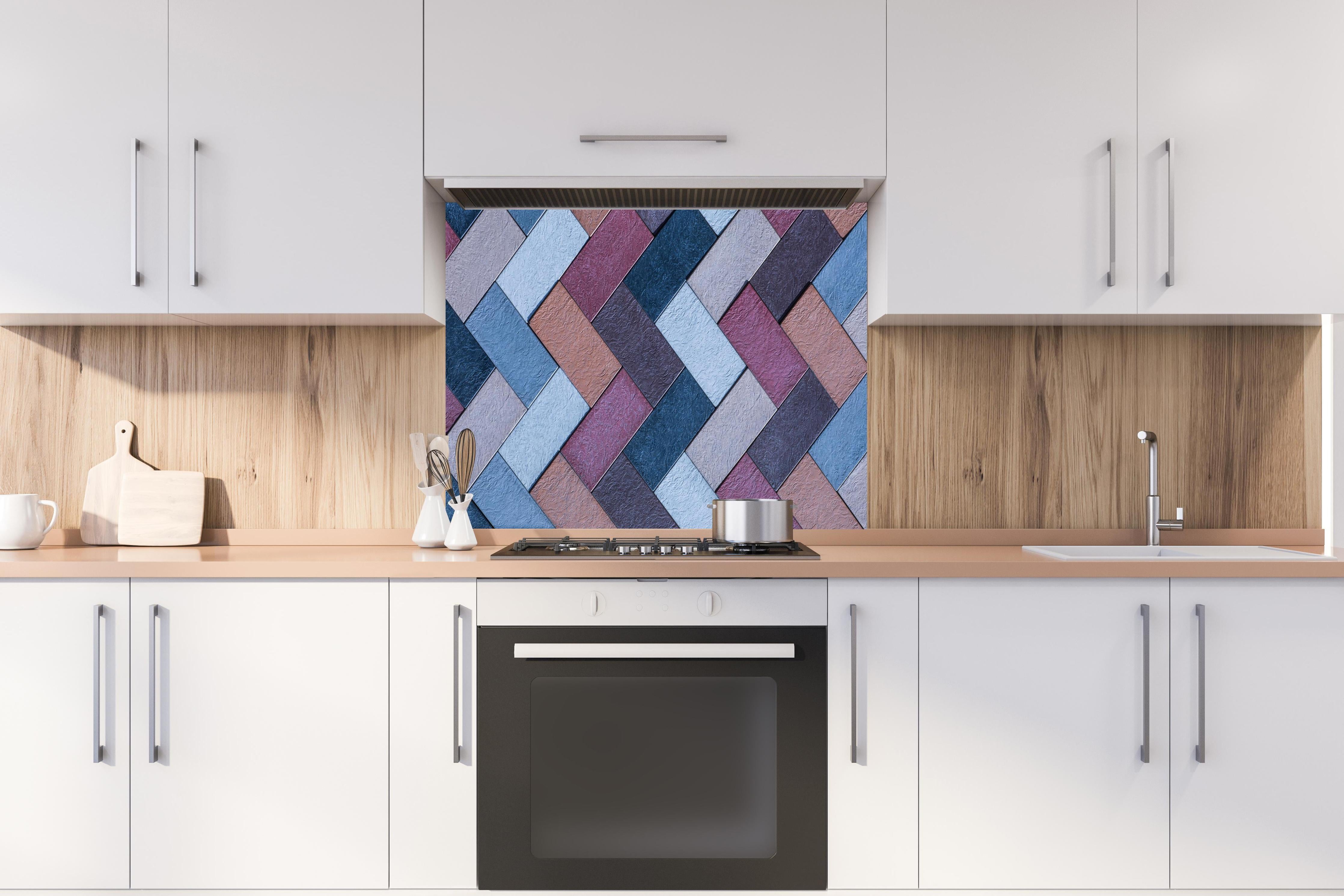Spritzschutz - Geflochtene Leder-Textur in bunten Farbtönen hinter einem Cerankochfeld zwischen Holz-Kochutensilien