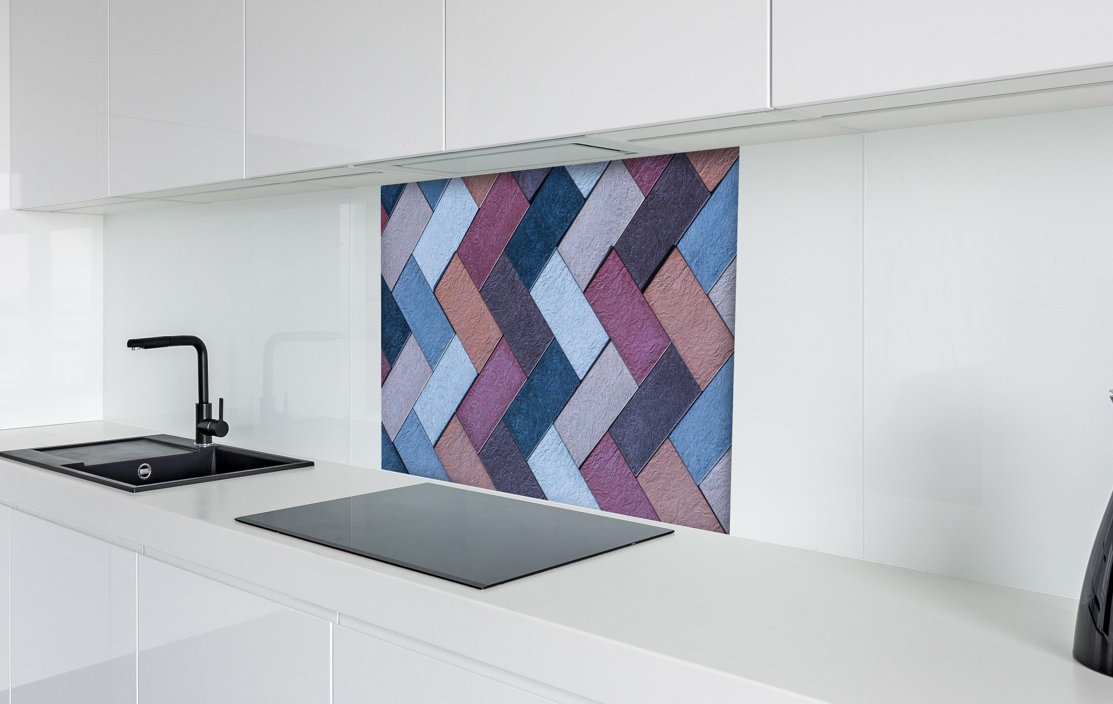 Spritzschutz - Geflochtene Leder-Textur in bunten Farbtönen hinter einem Cerankochfeld zwischen Holz-Kochutensilien