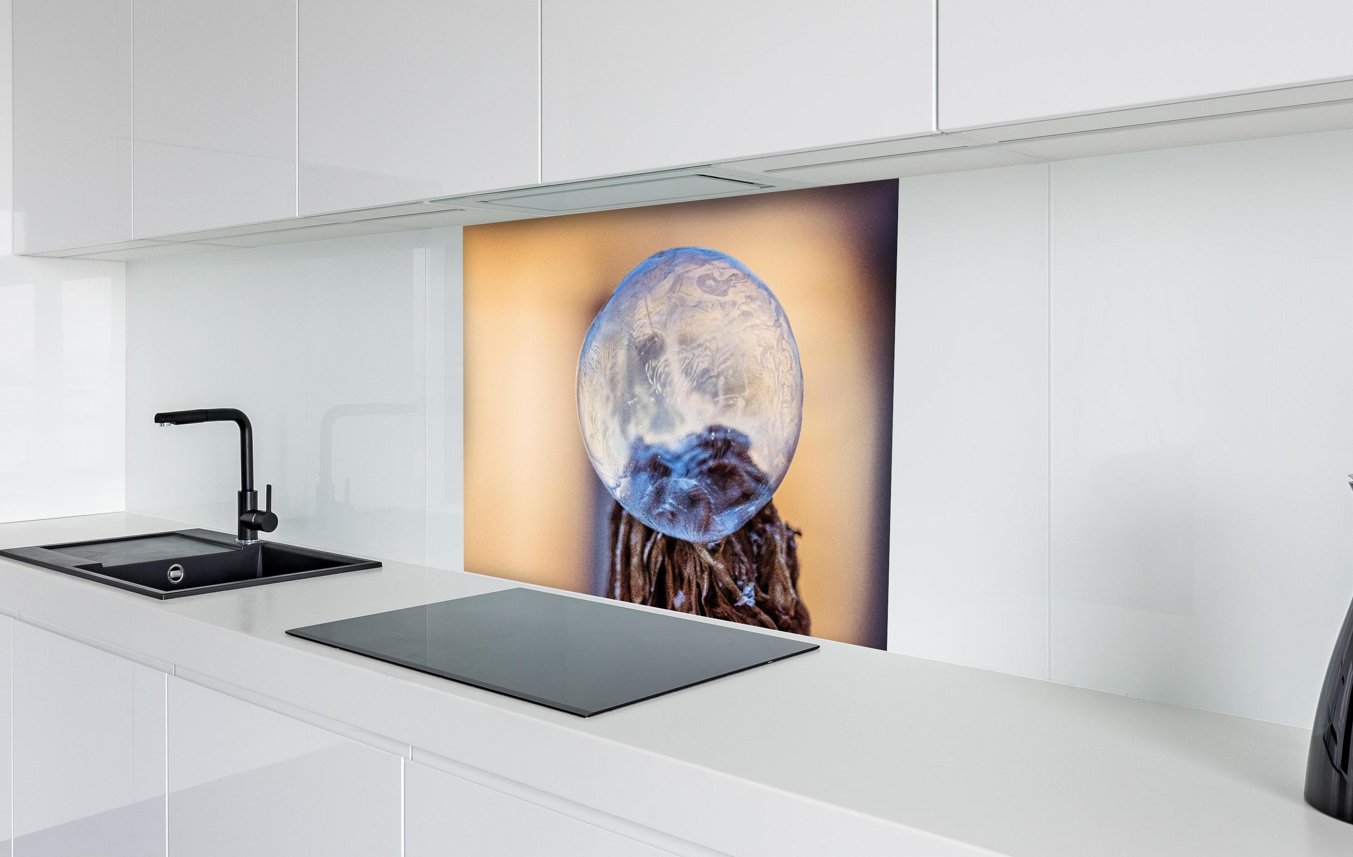 Spritzschutz - Gefrorene Blase Illustration hinter einem Cerankochfeld zwischen Holz-Kochutensilien