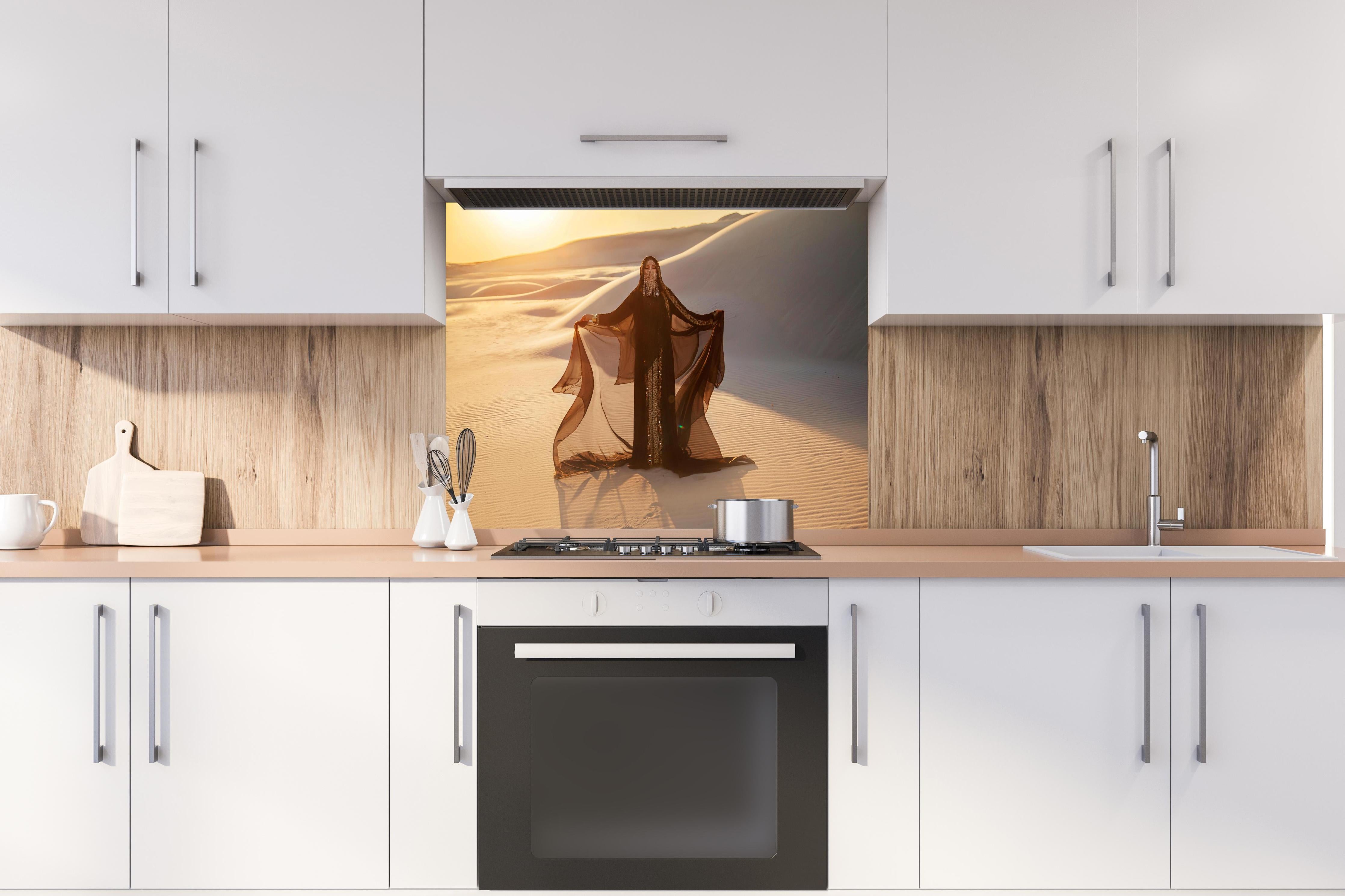 Spritzschutz - Geheimnisvolle Frau steht in arabischer Savanne hinter einem Cerankochfeld zwischen Holz-Kochutensilien