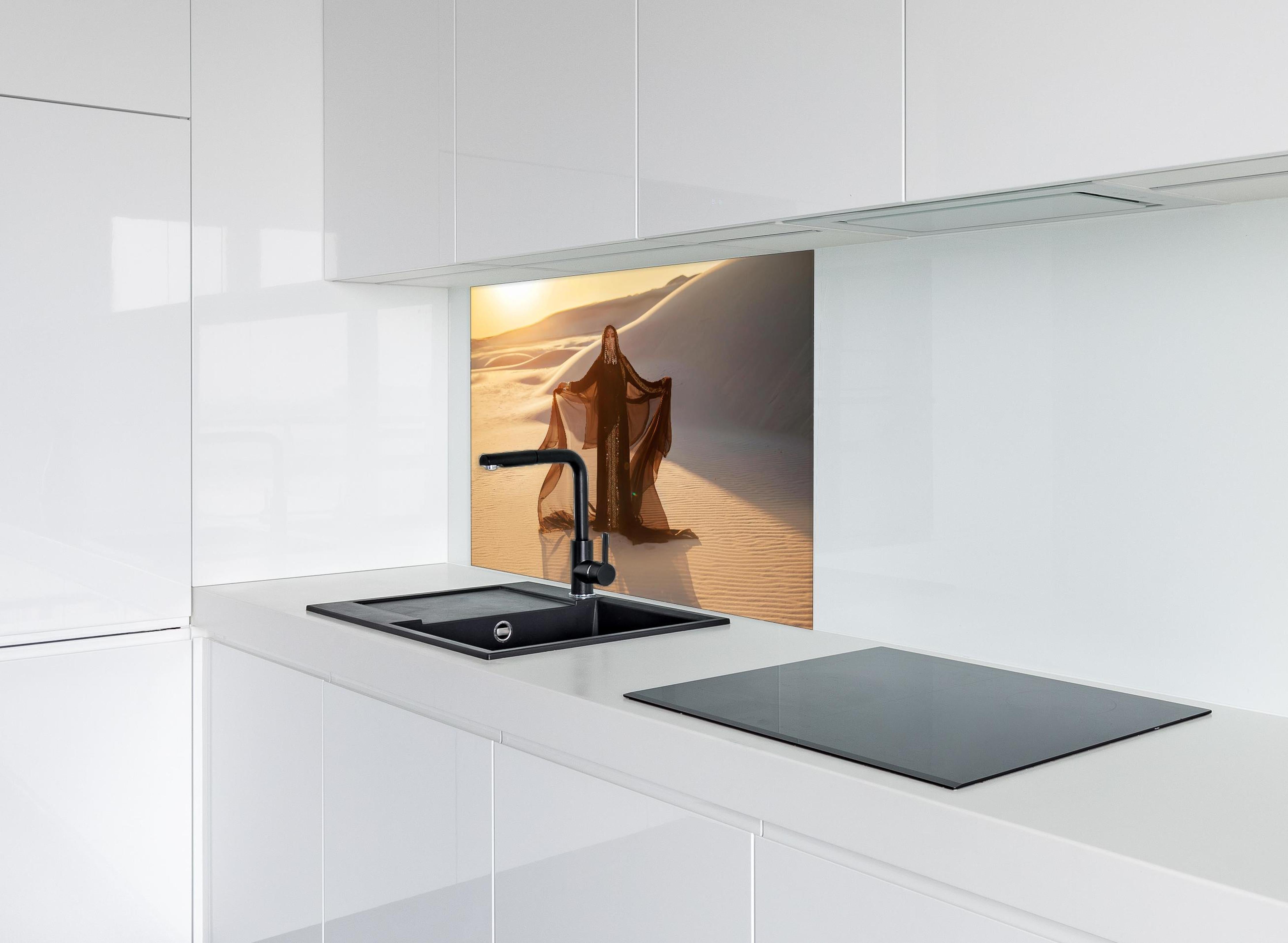 Spritzschutz - Geheimnisvolle Frau steht in arabischer Savanne hinter einem Cerankochfeld zwischen Holz-Kochutensilien