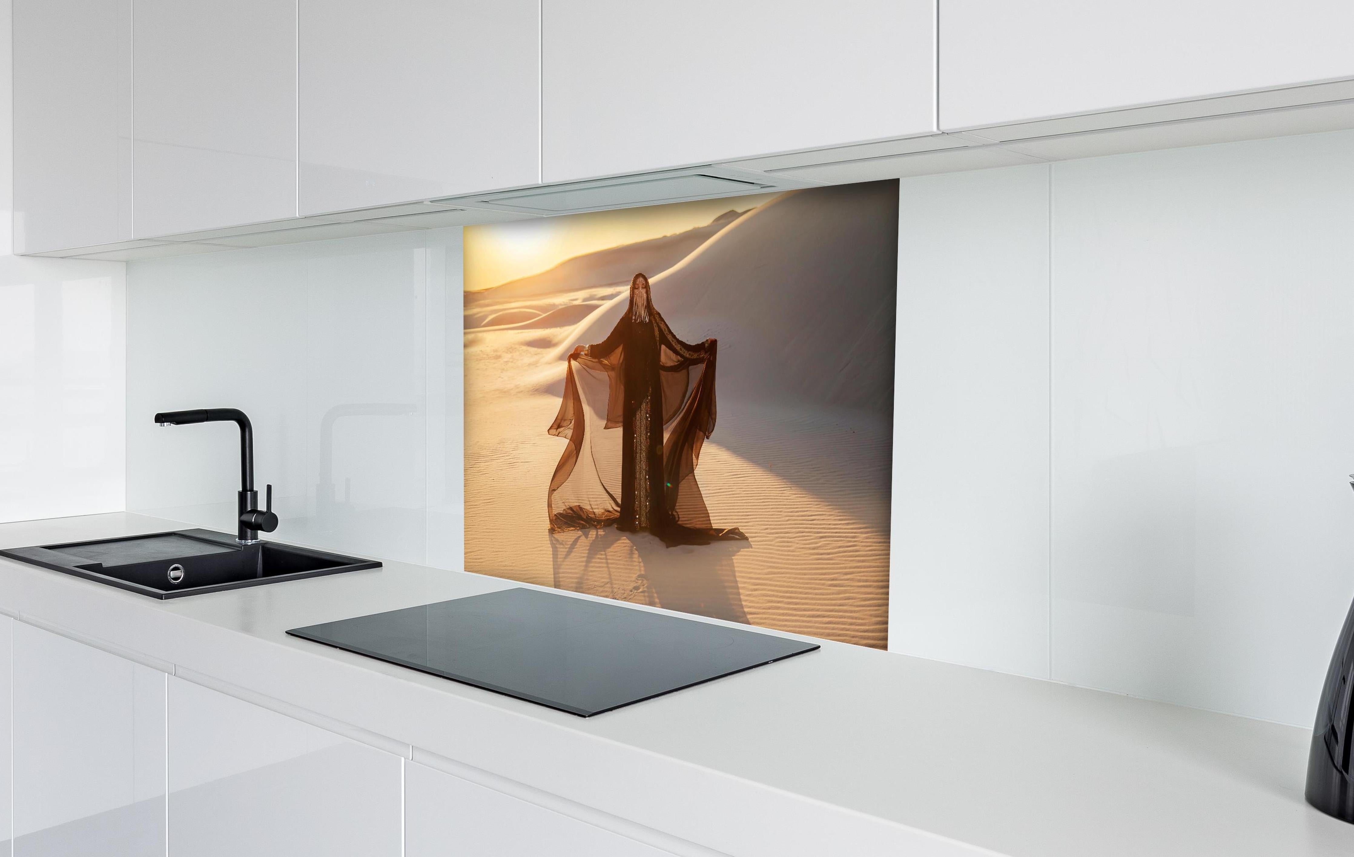 Spritzschutz - Geheimnisvolle Frau steht in arabischer Savanne hinter einem Cerankochfeld zwischen Holz-Kochutensilien