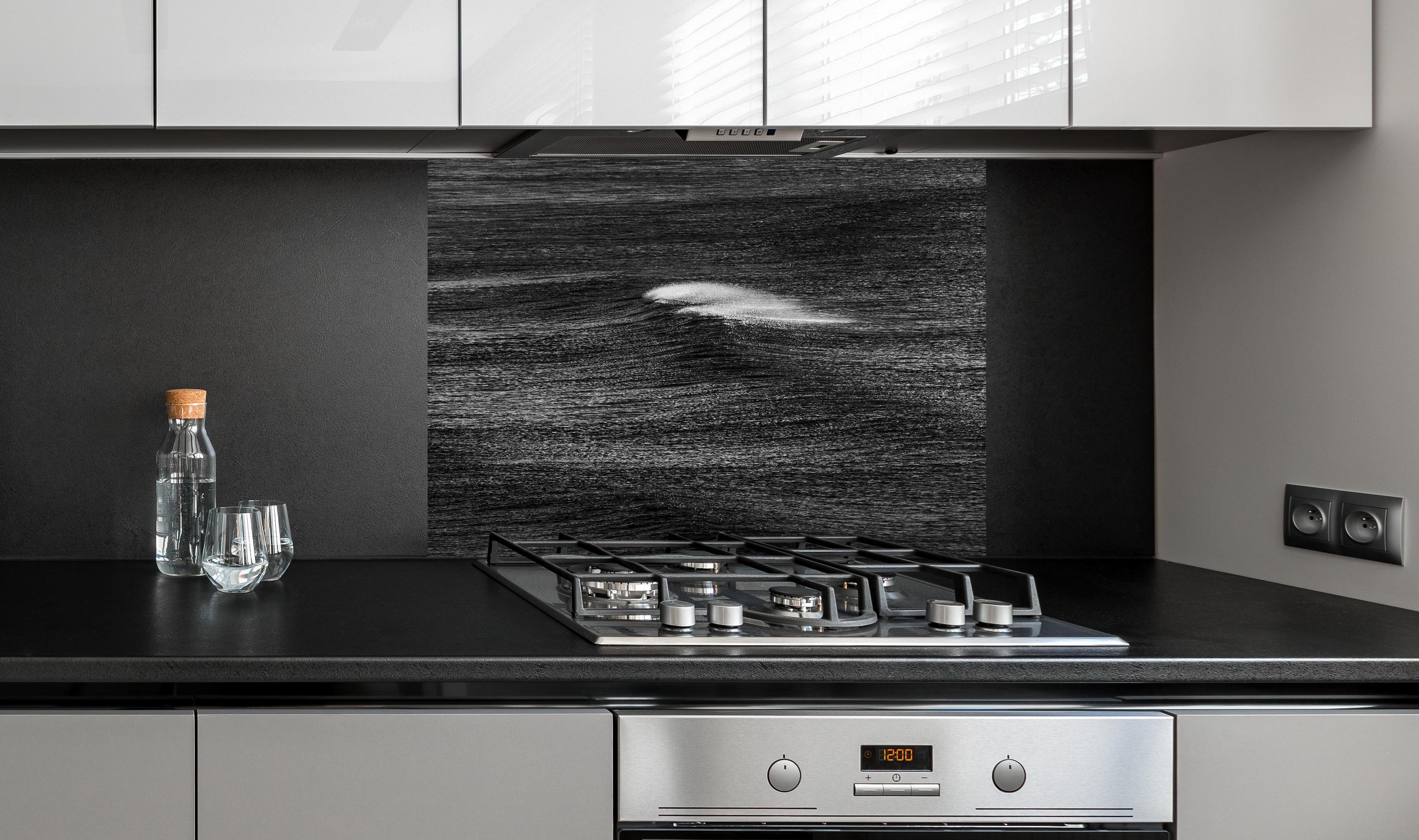 Spritzschutz - Geheimnisvolle Ozeanwellen monochrom hinter einem Cerankochfeld zwischen Holz-Kochutensilien