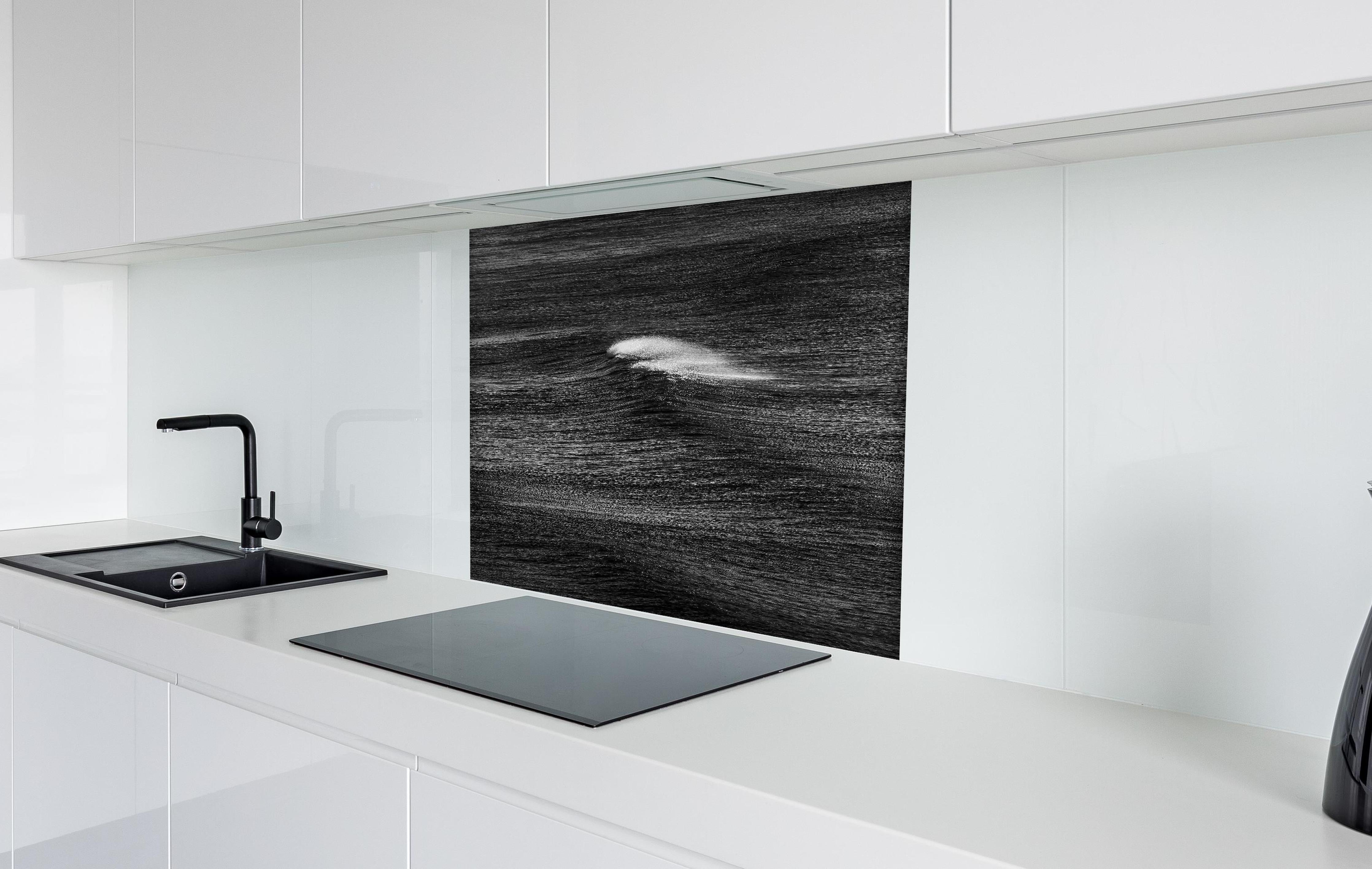 Spritzschutz - Geheimnisvolle Ozeanwellen monochrom hinter einem Cerankochfeld zwischen Holz-Kochutensilien