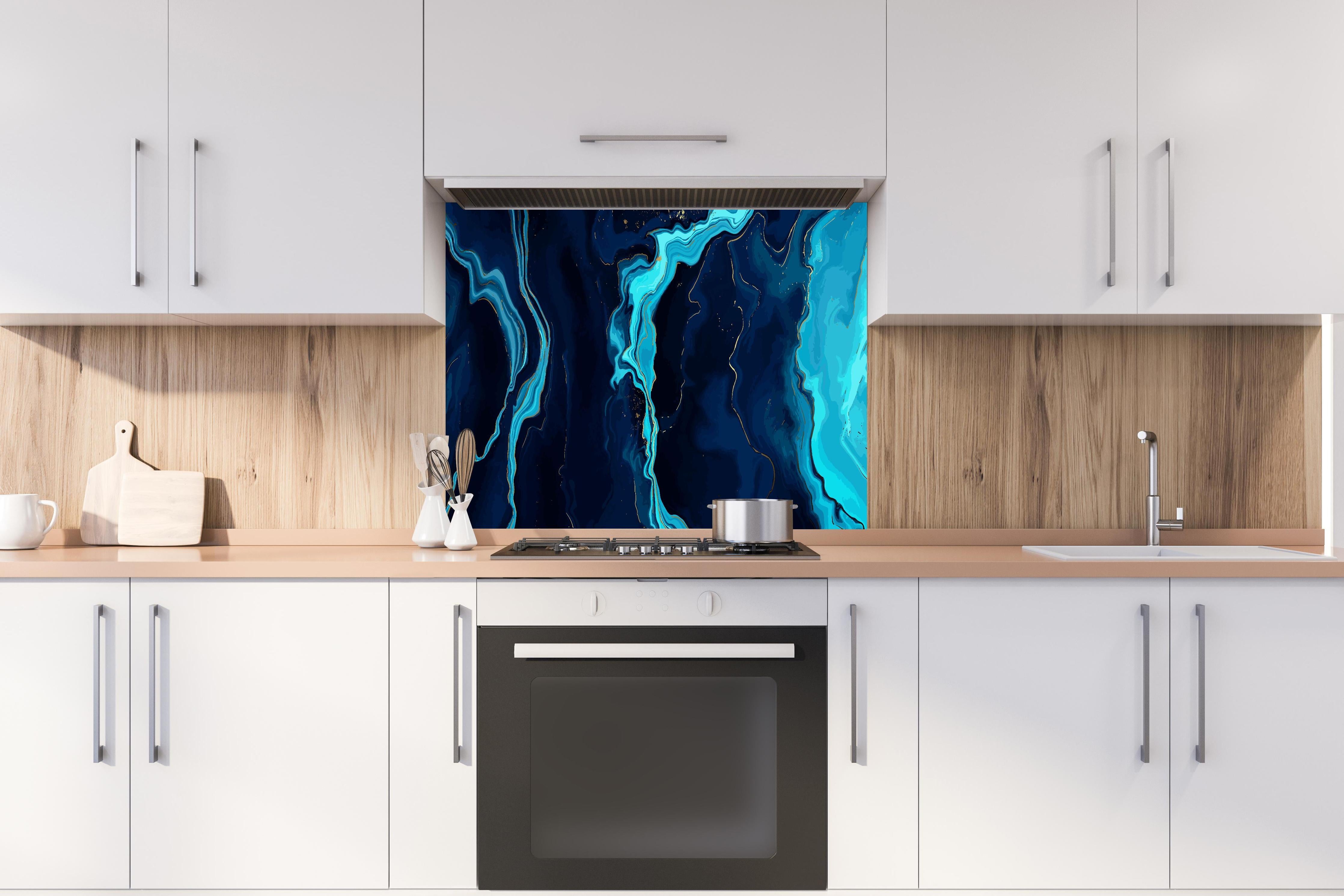 Spritzschutz - Geheimnisvolle Tiefsee-Strömung in Blautönen hinter einem Cerankochfeld zwischen Holz-Kochutensilien