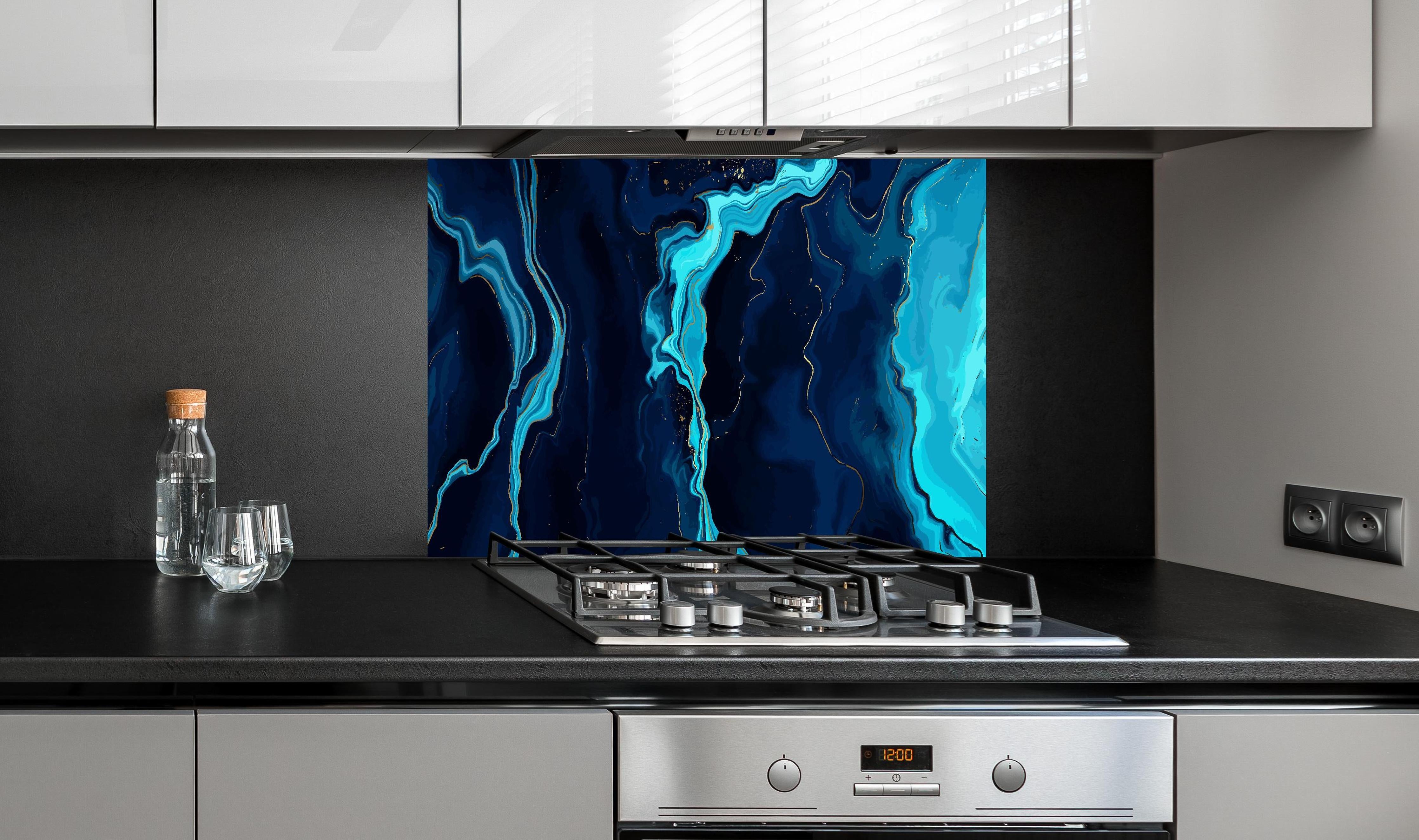 Spritzschutz - Geheimnisvolle Tiefsee-Strömung in Blautönen hinter einem Cerankochfeld zwischen Holz-Kochutensilien