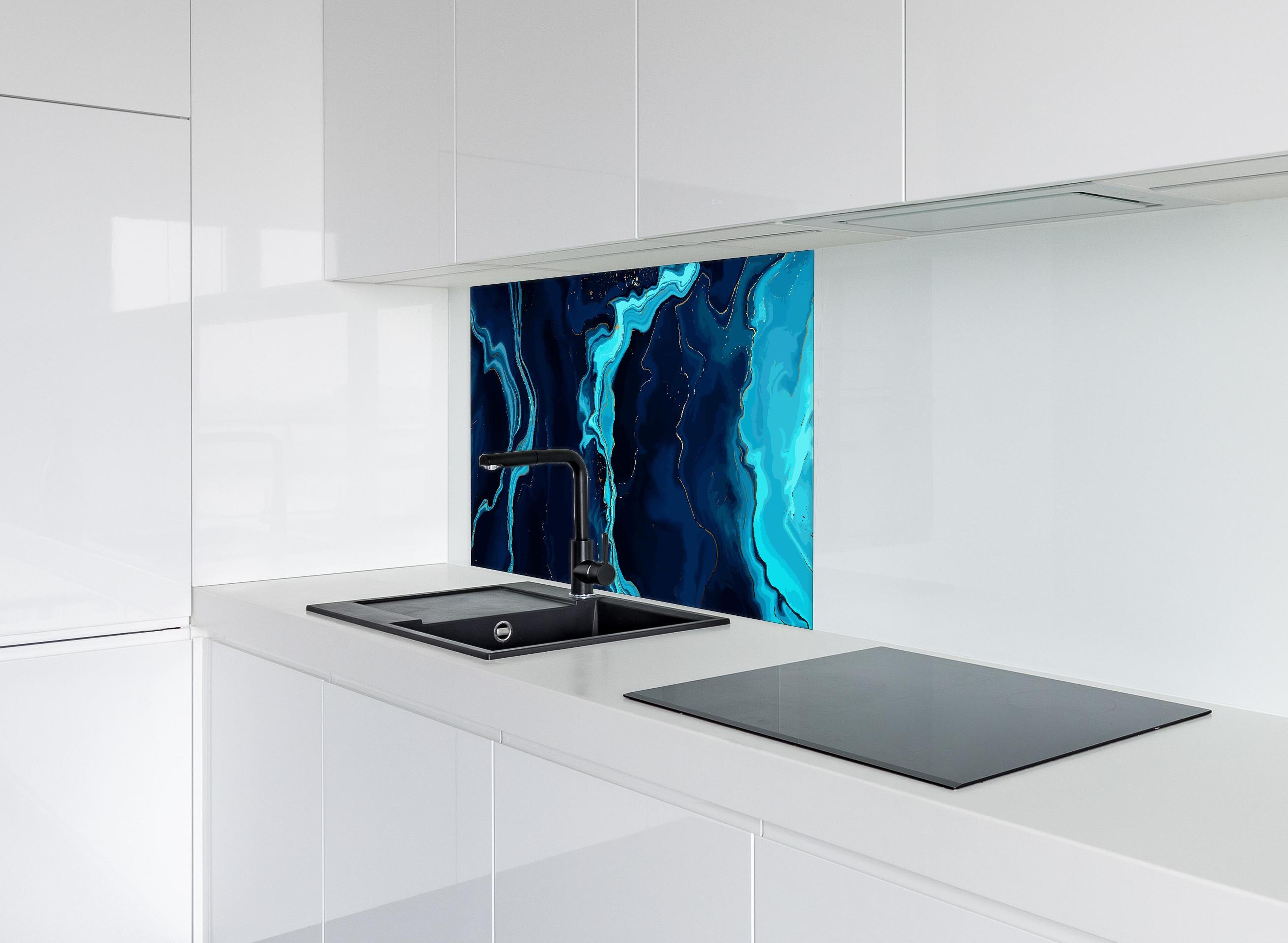 Spritzschutz - Geheimnisvolle Tiefsee-Strömung in Blautönen hinter einem Cerankochfeld zwischen Holz-Kochutensilien