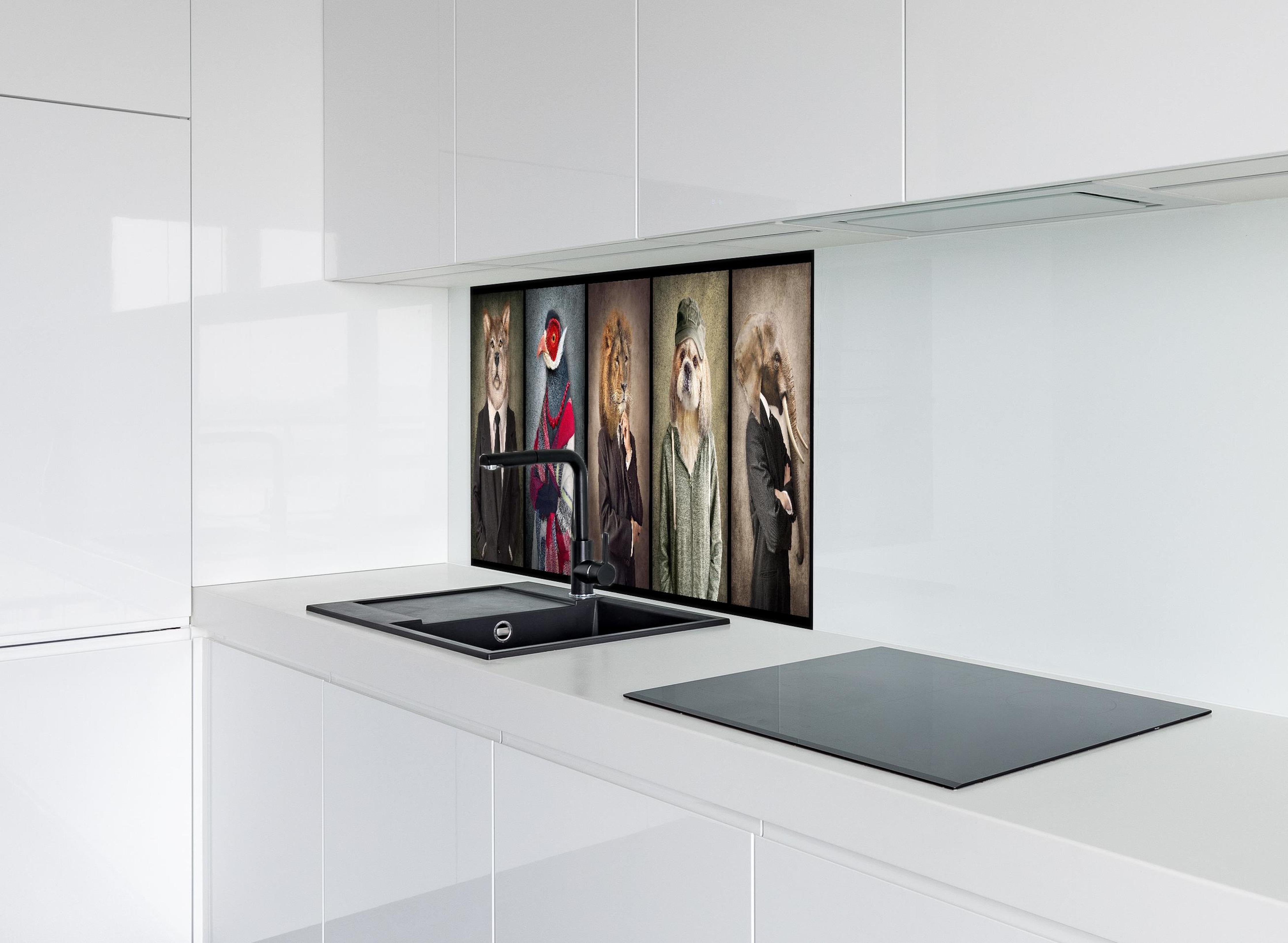 Spritzschutz - Gekleidete Tiere im Vintage-Stil Porträt hinter einem Cerankochfeld zwischen Holz-Kochutensilien