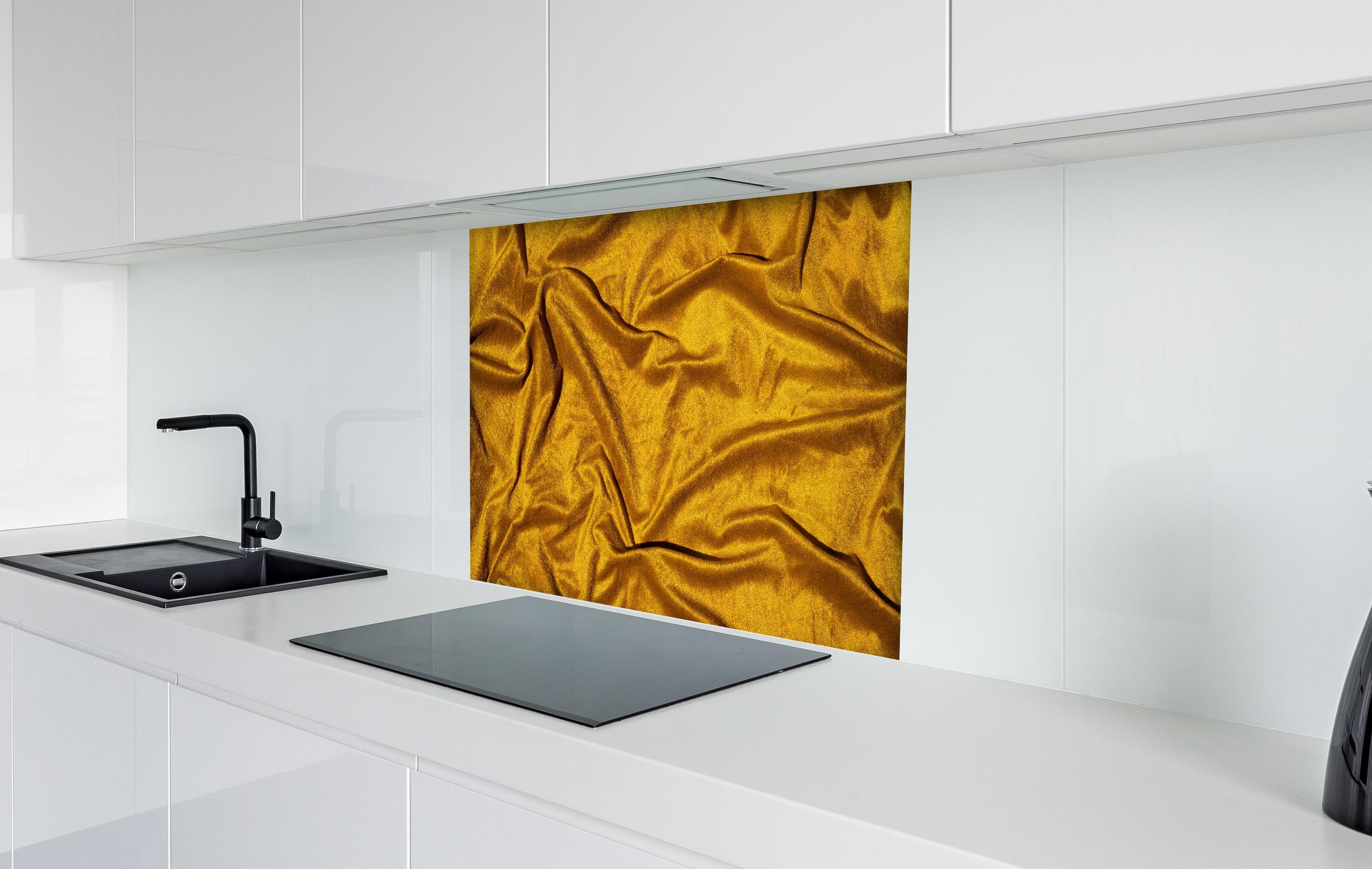 Spritzschutz - Gelbe Satin Seide hinter einem Cerankochfeld zwischen Holz-Kochutensilien