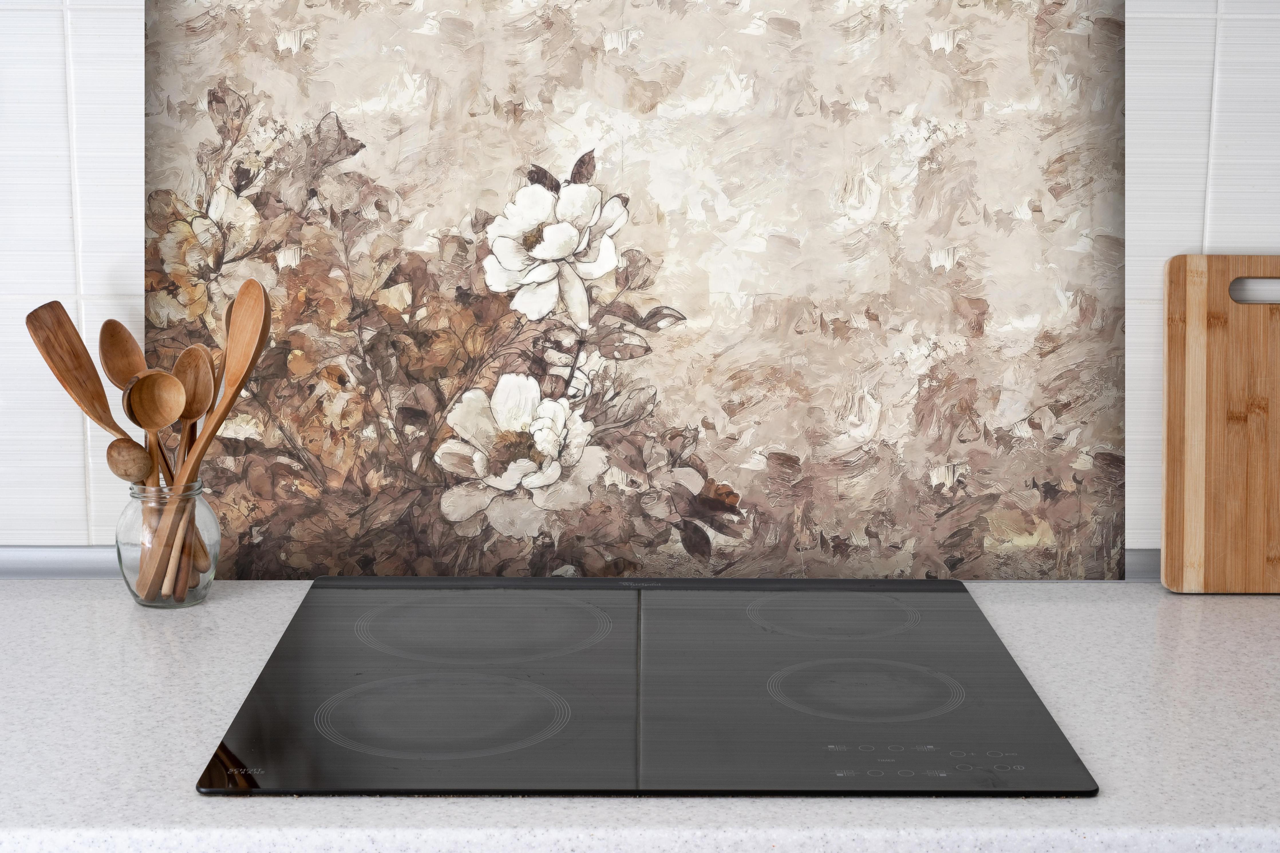 Spritzschutz - Gemälde . weiße Blüten hinter einem Cerankochfeld zwischen Holz-Kochutensilien