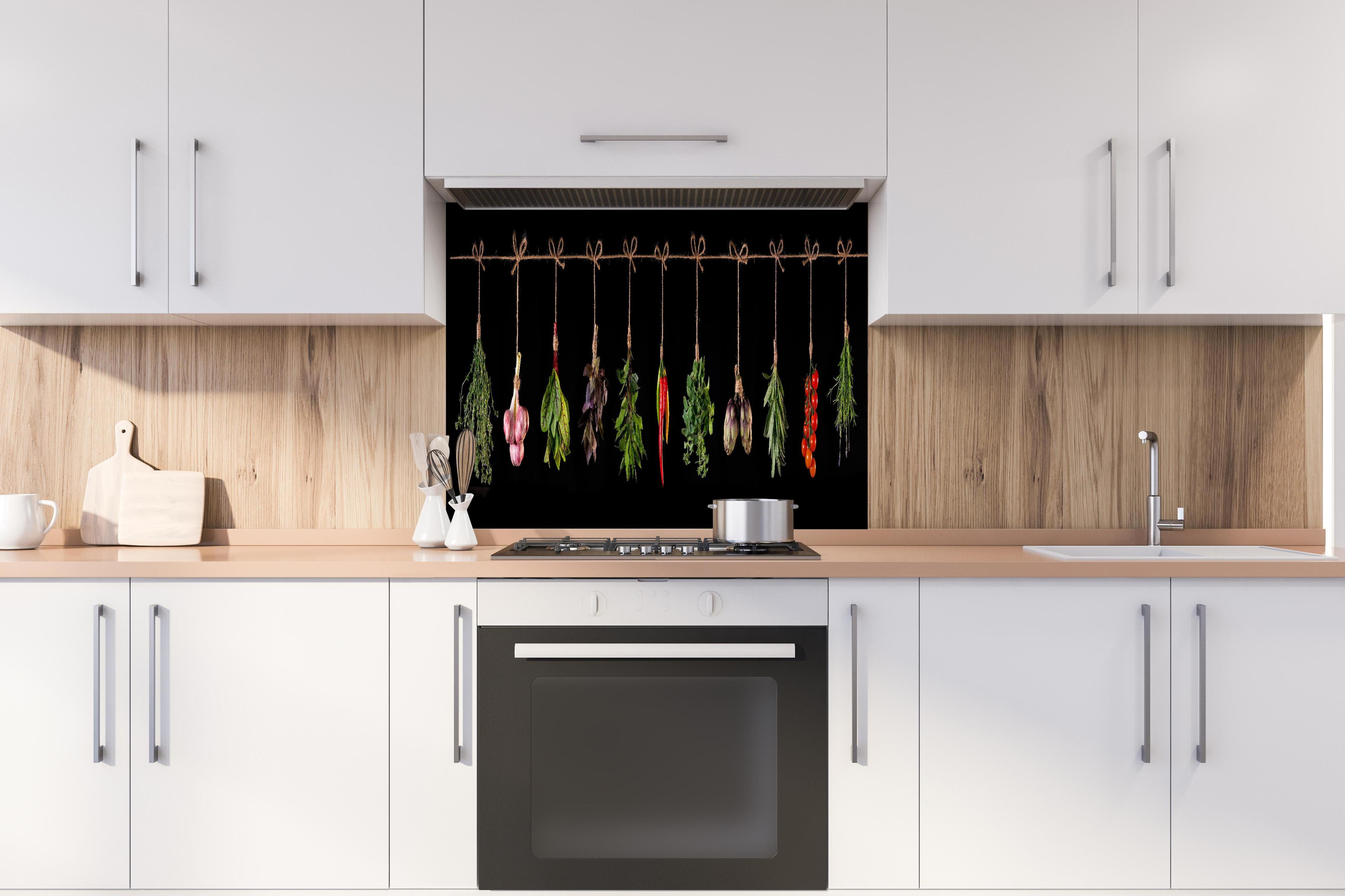 Spritzschutz - Gemüse & Kräuter aufgehängt hinter einem Cerankochfeld zwischen Holz-Kochutensilien