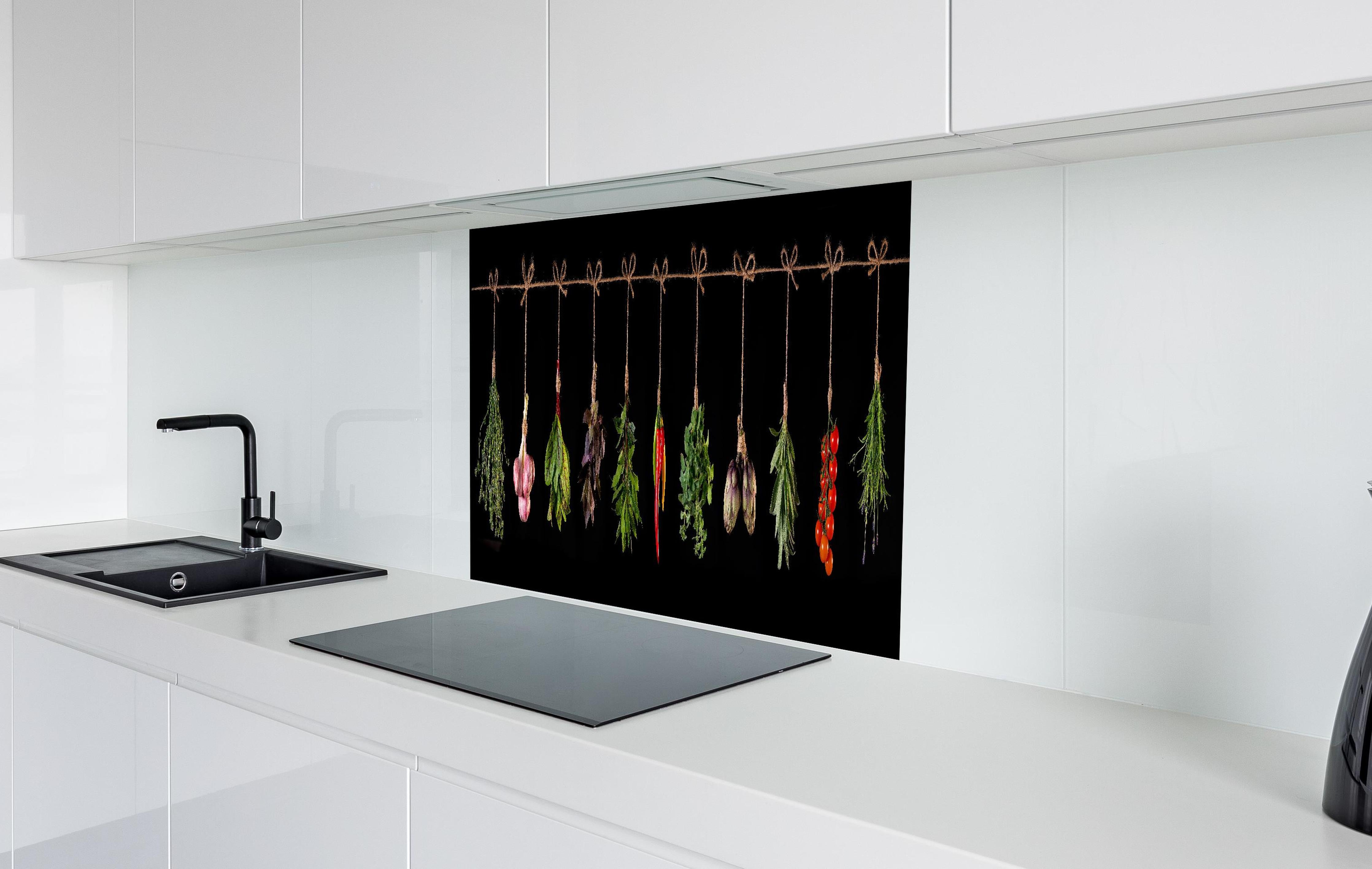 Spritzschutz - Gemüse & Kräuter aufgehängt hinter einem Cerankochfeld zwischen Holz-Kochutensilien