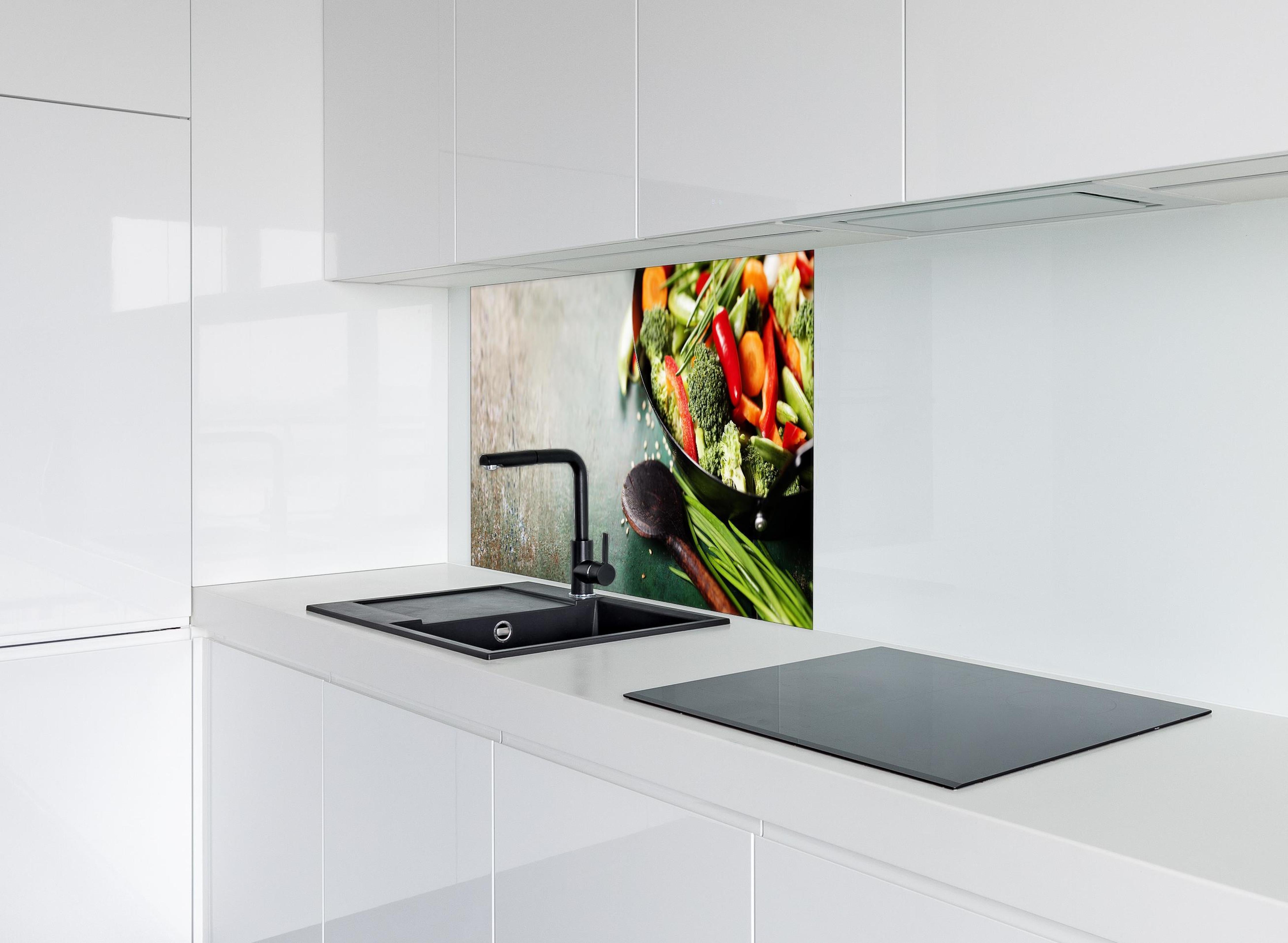 Spritzschutz - Gemüse kochen im Wok hinter einem Cerankochfeld zwischen Holz-Kochutensilien