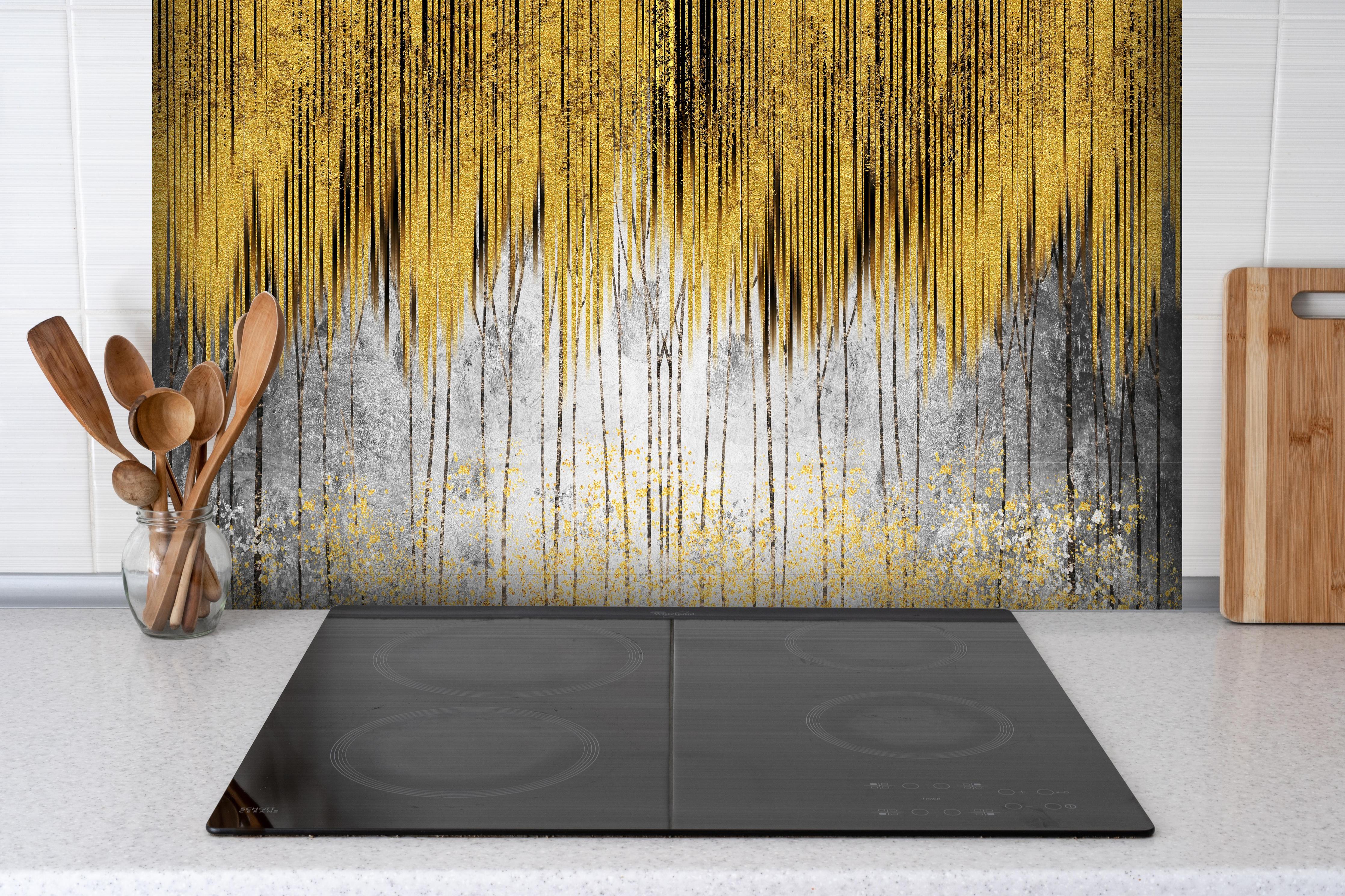 Spritzschutz - Geode Resin Art mit goldenen Linien hinter einem Cerankochfeld zwischen Holz-Kochutensilien