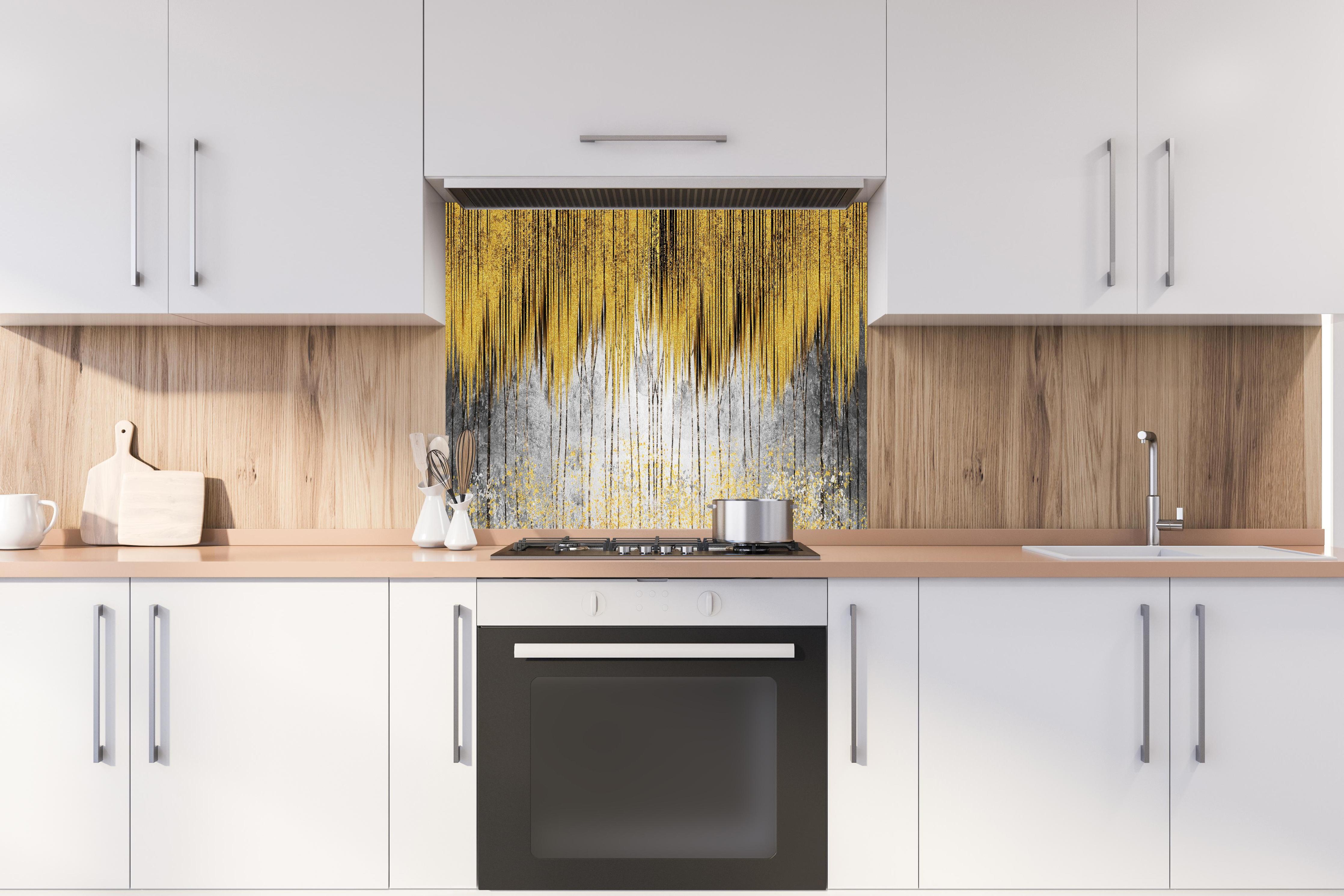 Spritzschutz - Geode Resin Art mit goldenen Linien hinter einem Cerankochfeld zwischen Holz-Kochutensilien