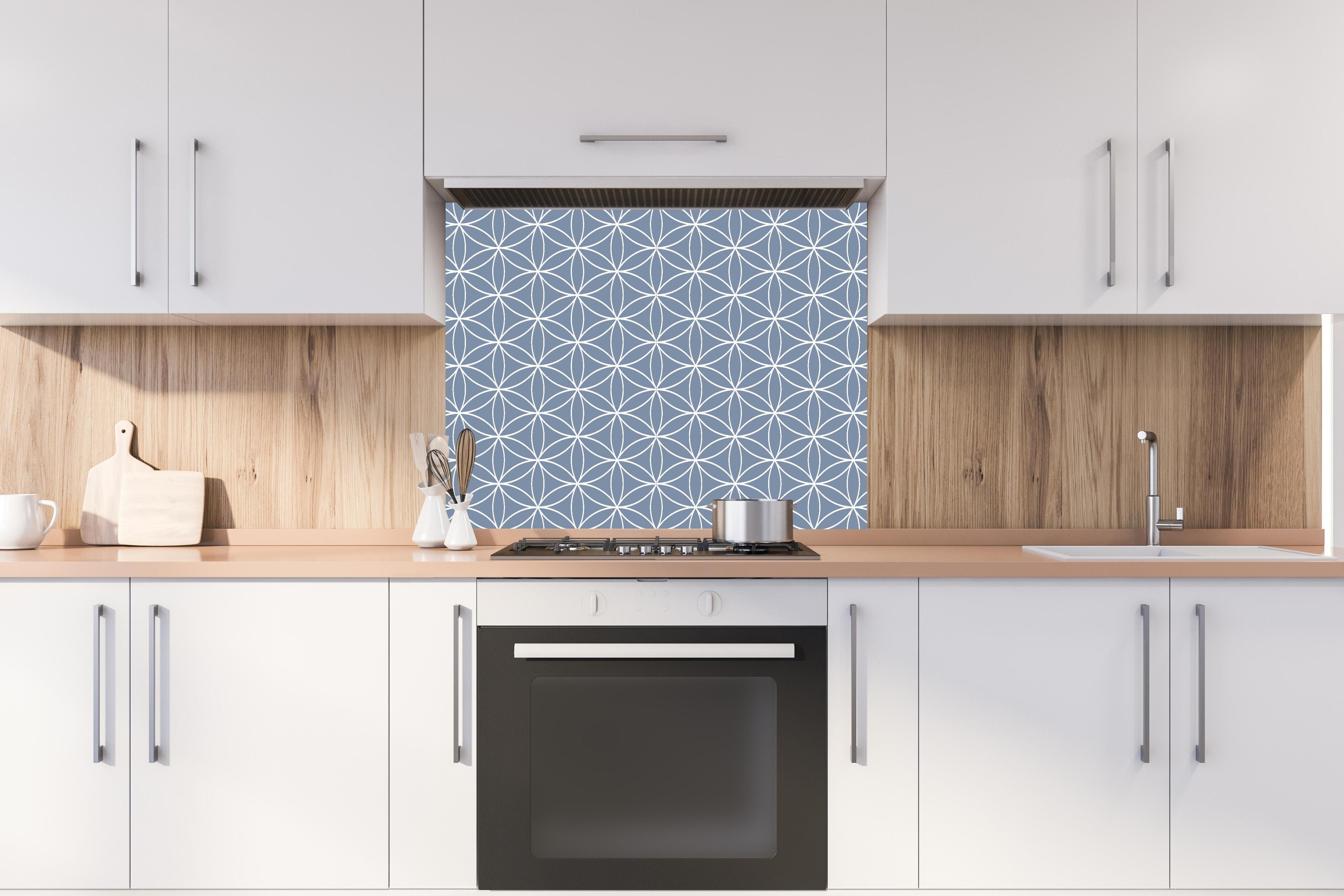 Spritzschutz - Geometrica Fiori Azzurro polvere hinter einem Cerankochfeld zwischen Holz-Kochutensilien