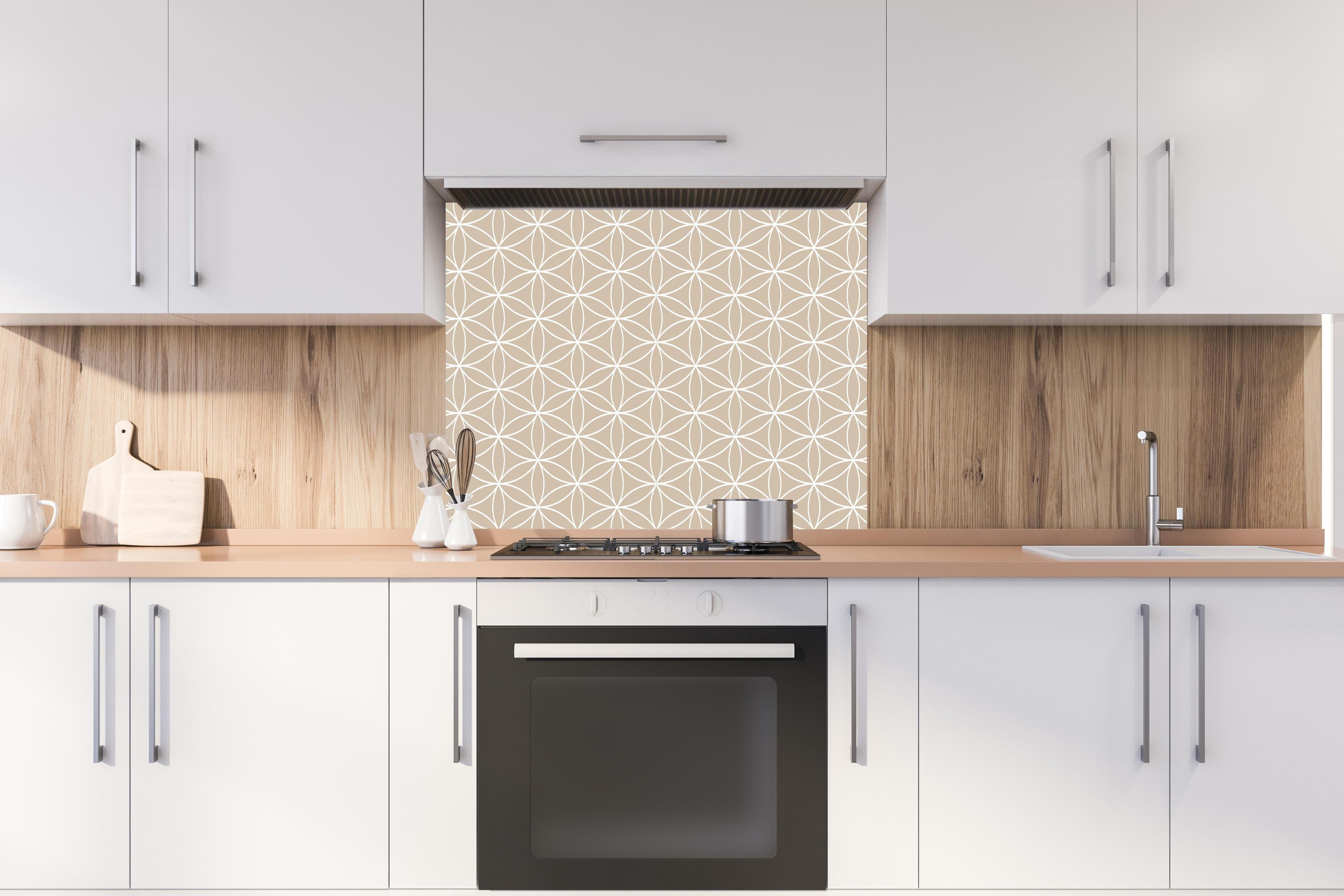 Spritzschutz - Geometrica Fiori Cappuccino hinter einem Cerankochfeld zwischen Holz-Kochutensilien