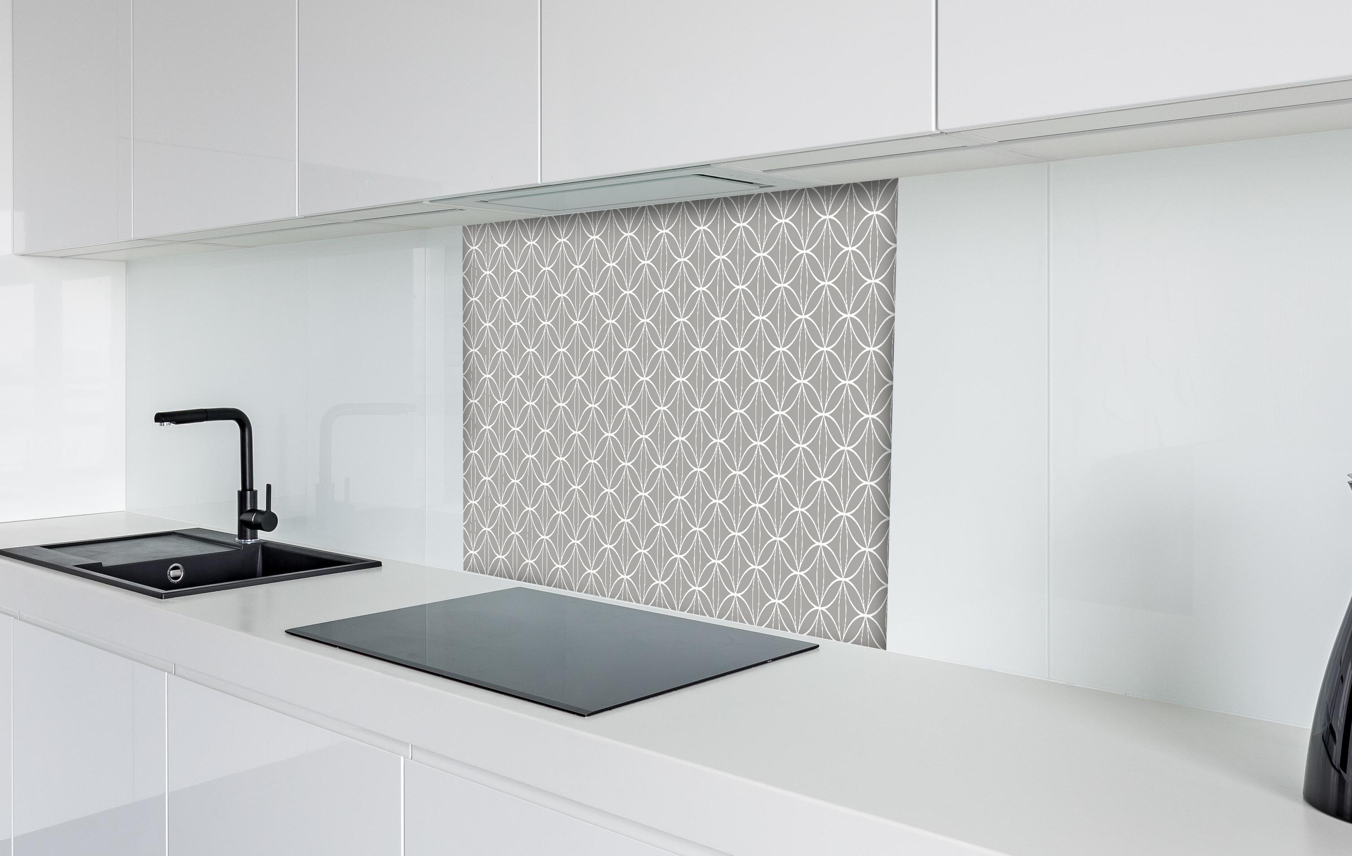 Spritzschutz - Geometrica Fiori Cemento hinter einem Cerankochfeld zwischen Holz-Kochutensilien