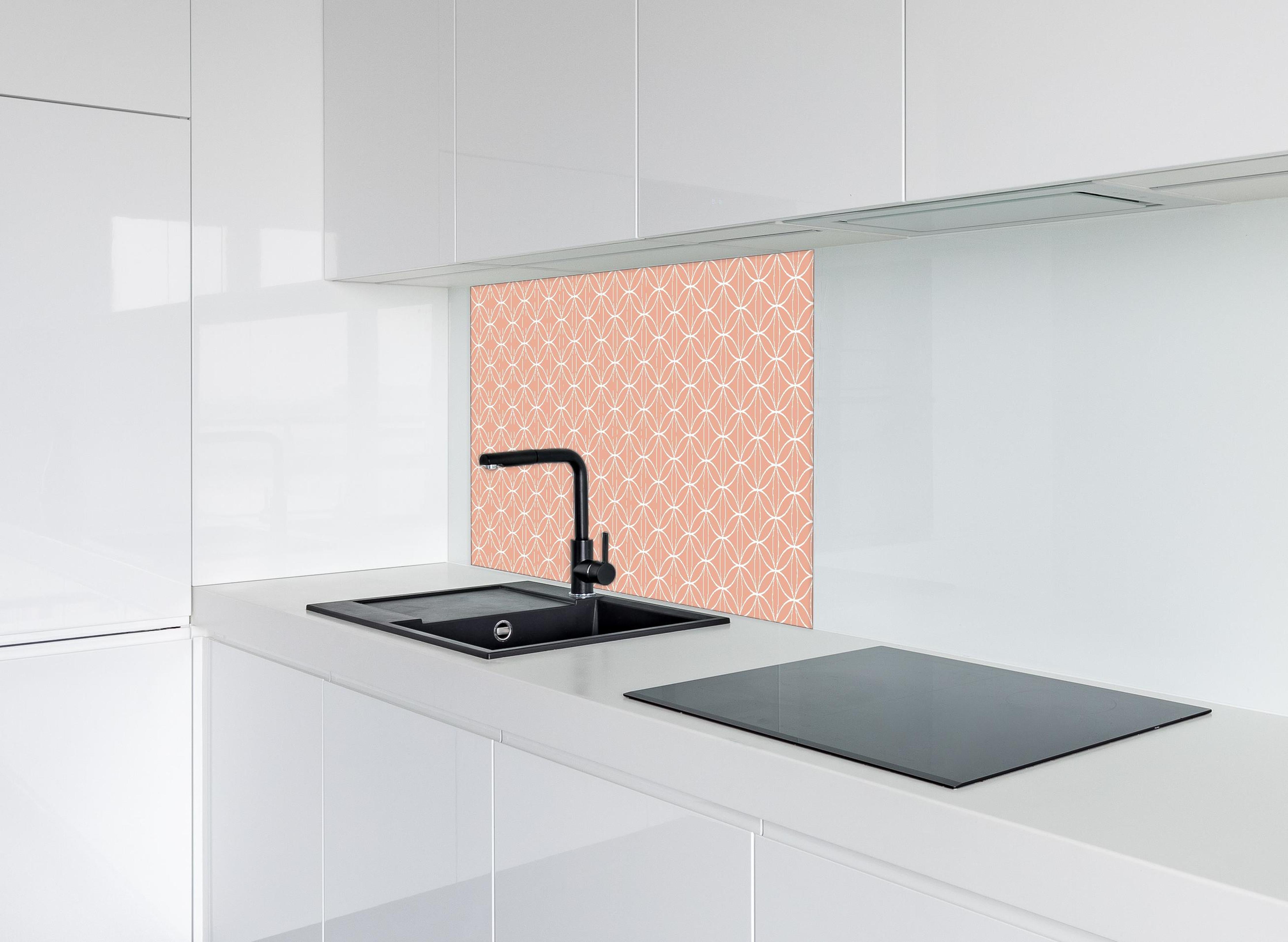 Spritzschutz - Geometrica Fiori Salmone hinter einem Cerankochfeld zwischen Holz-Kochutensilien