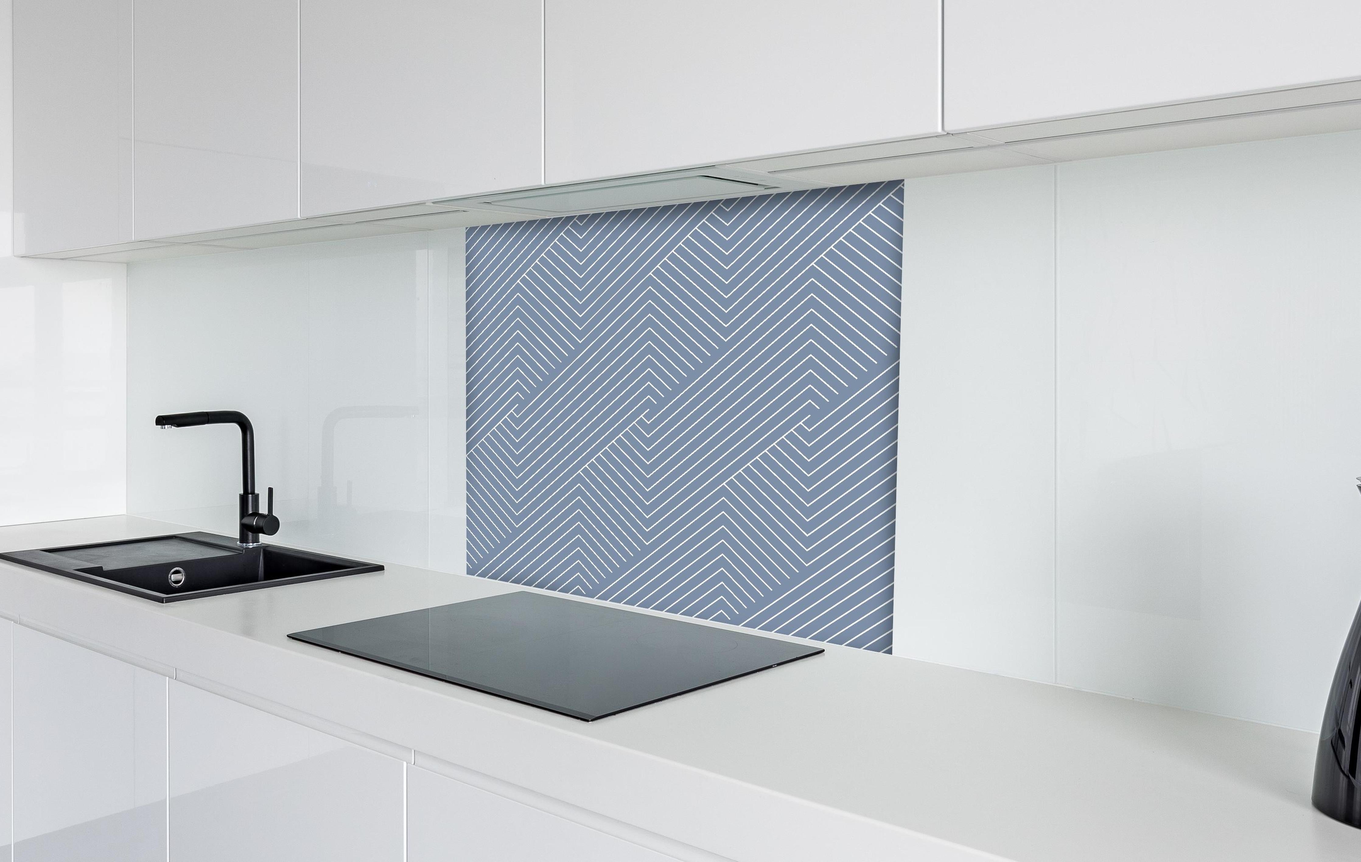 Spritzschutz - Geometrica Intreccio Azzurro polvere hinter einem Cerankochfeld zwischen Holz-Kochutensilien