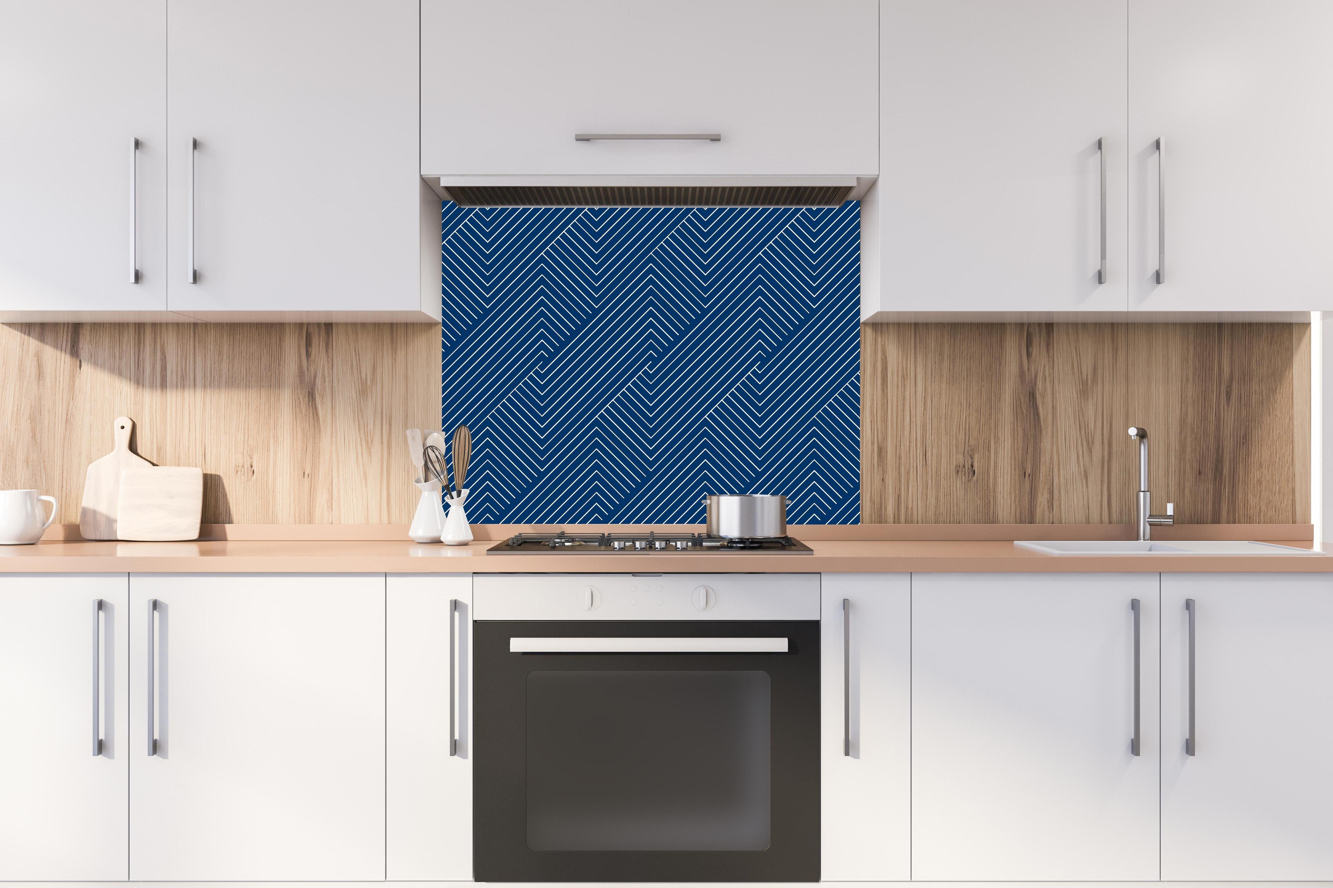 Spritzschutz - Geometrica Intreccio Blu notte hinter einem Cerankochfeld zwischen Holz-Kochutensilien