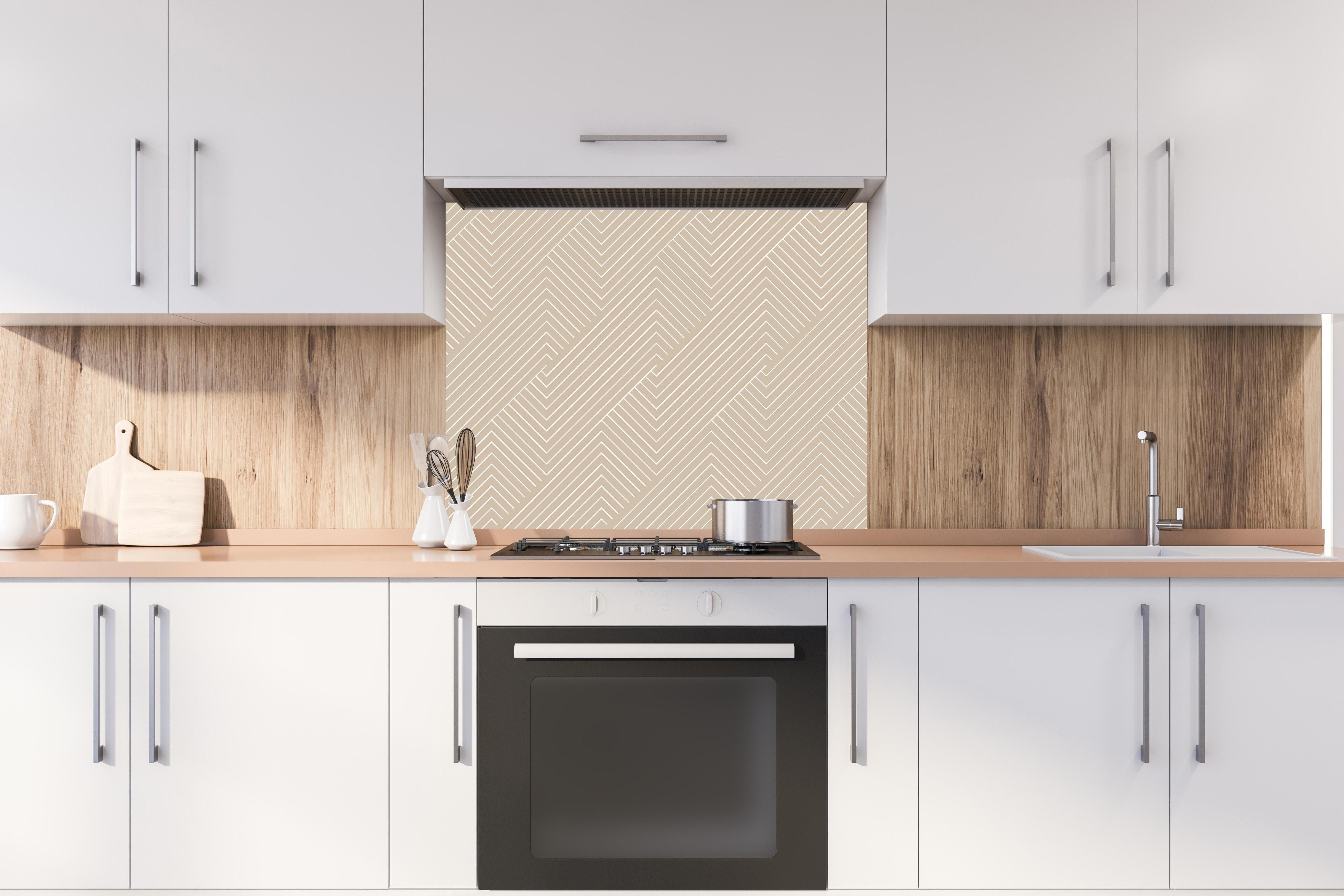 Spritzschutz - Geometrica Intreccio Cappuccino hinter einem Cerankochfeld zwischen Holz-Kochutensilien