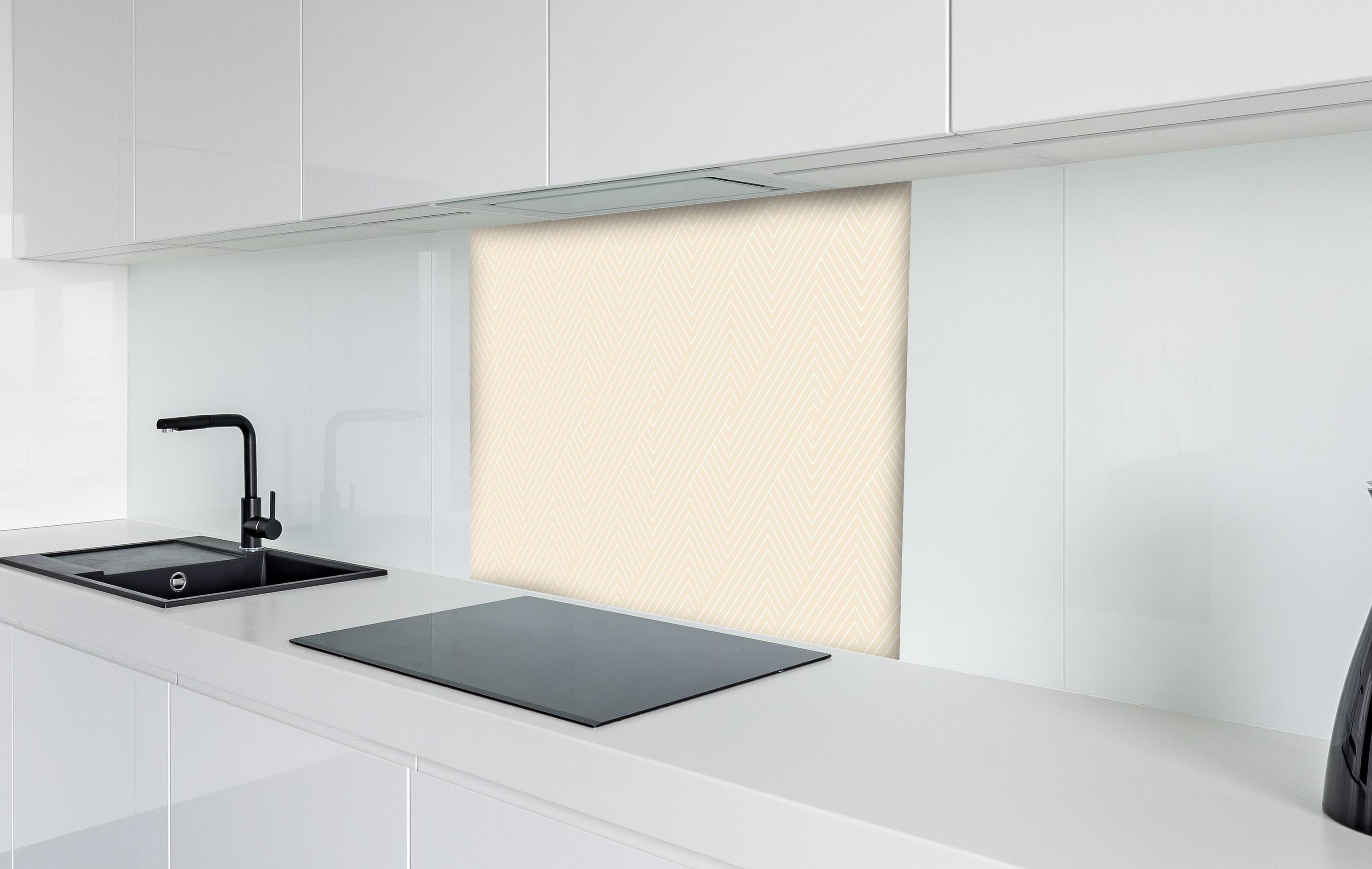 Spritzschutz - Geometrica Intreccio Crema hinter einem Cerankochfeld zwischen Holz-Kochutensilien