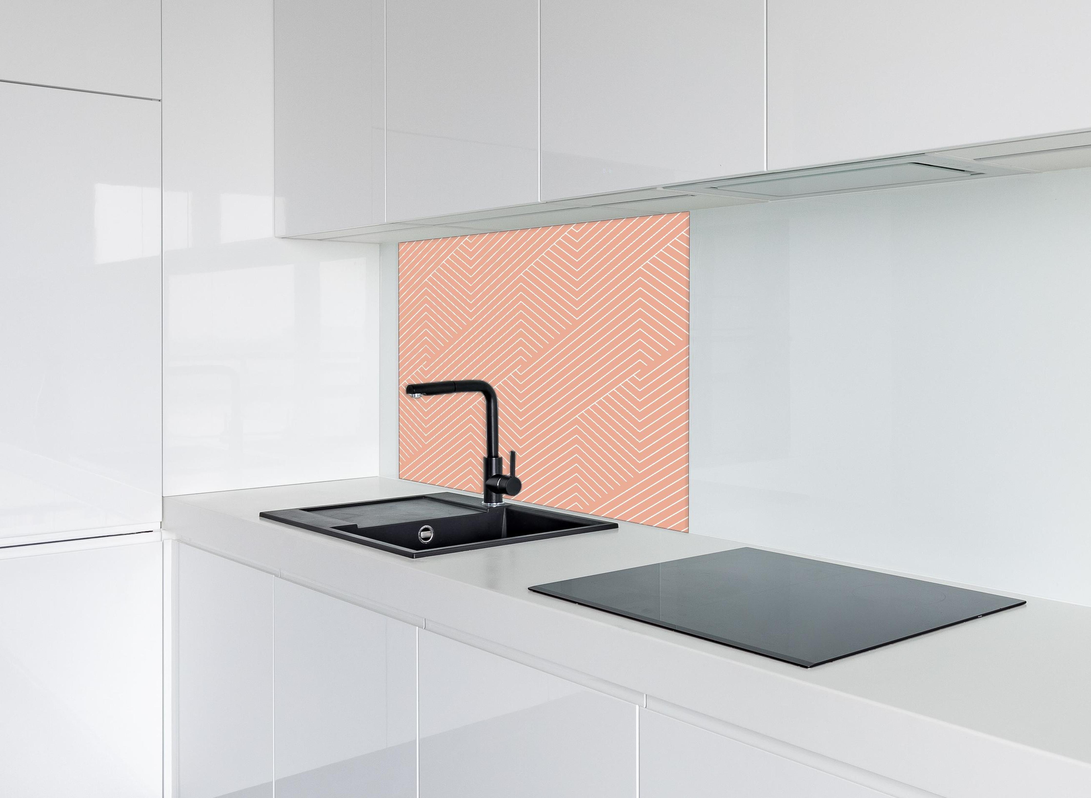 Spritzschutz - Geometrica Intreccio Salmone hinter einem Cerankochfeld zwischen Holz-Kochutensilien