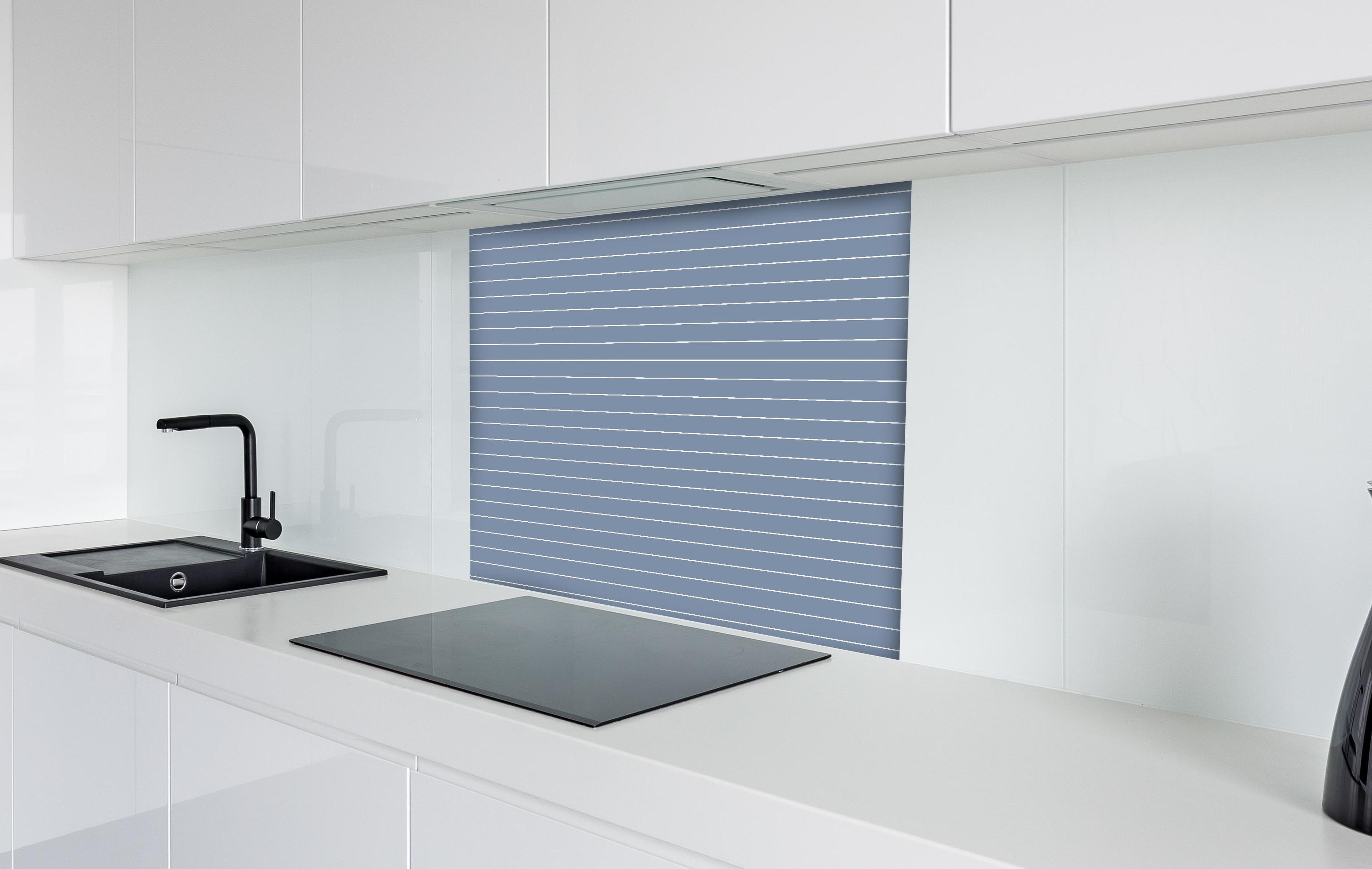Spritzschutz - Geometrica Orizzontale Azzurro polvere hinter einem Cerankochfeld zwischen Holz-Kochutensilien