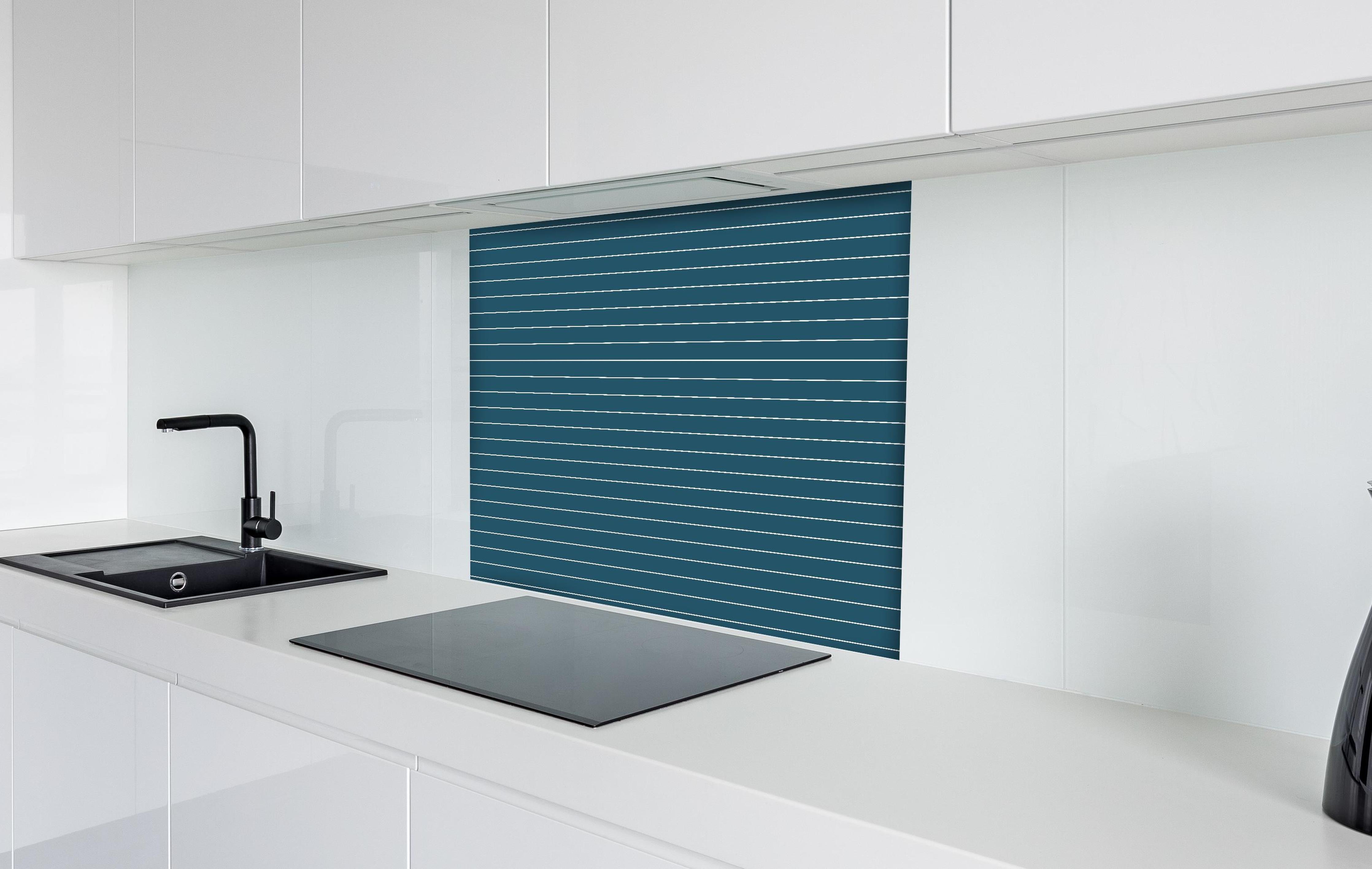 Spritzschutz - Geometrica Orizzontale Blu Petrolio hinter einem Cerankochfeld zwischen Holz-Kochutensilien
