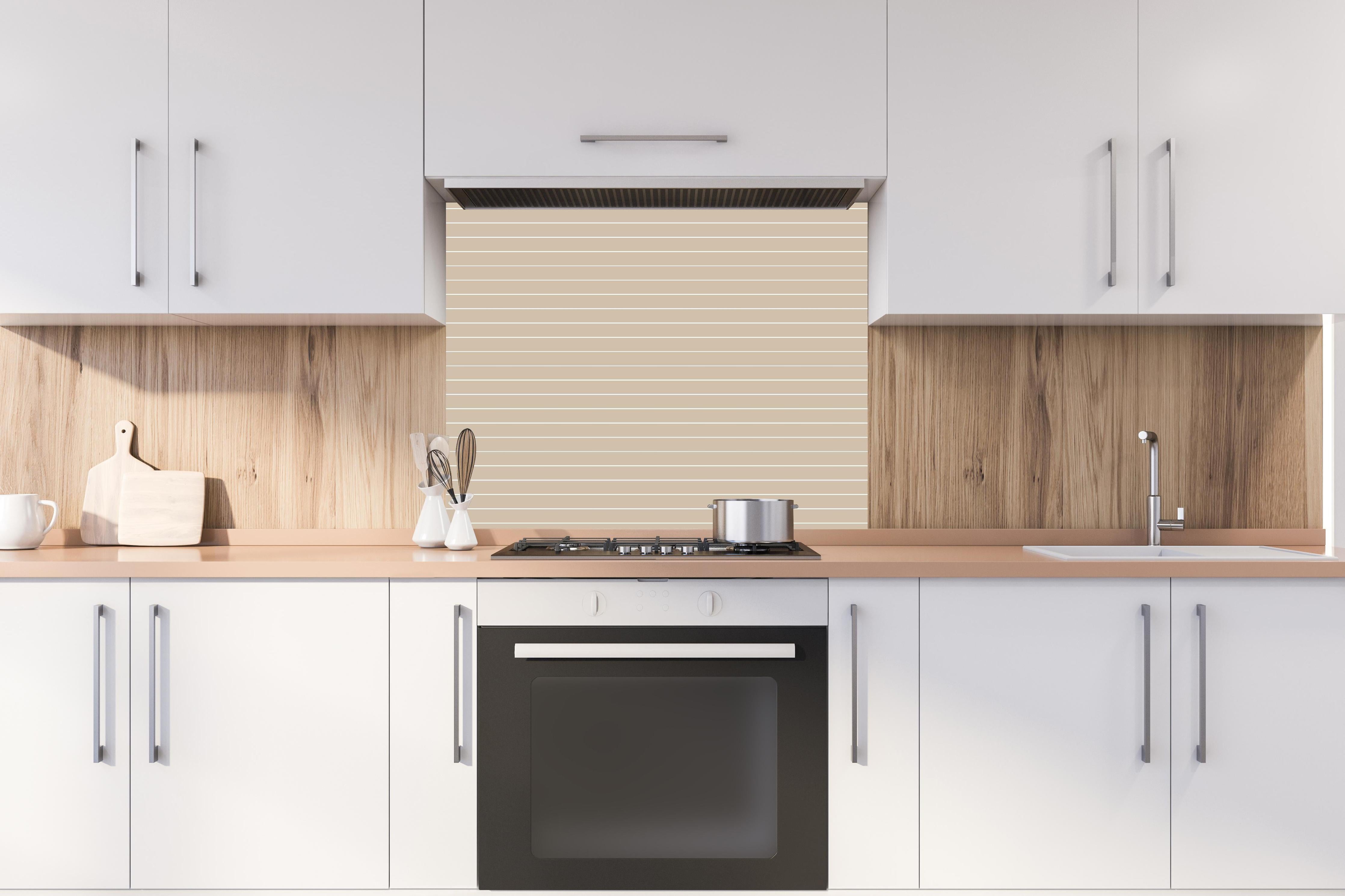 Spritzschutz - Geometrica Orizzontale Cappuccino hinter einem Cerankochfeld zwischen Holz-Kochutensilien