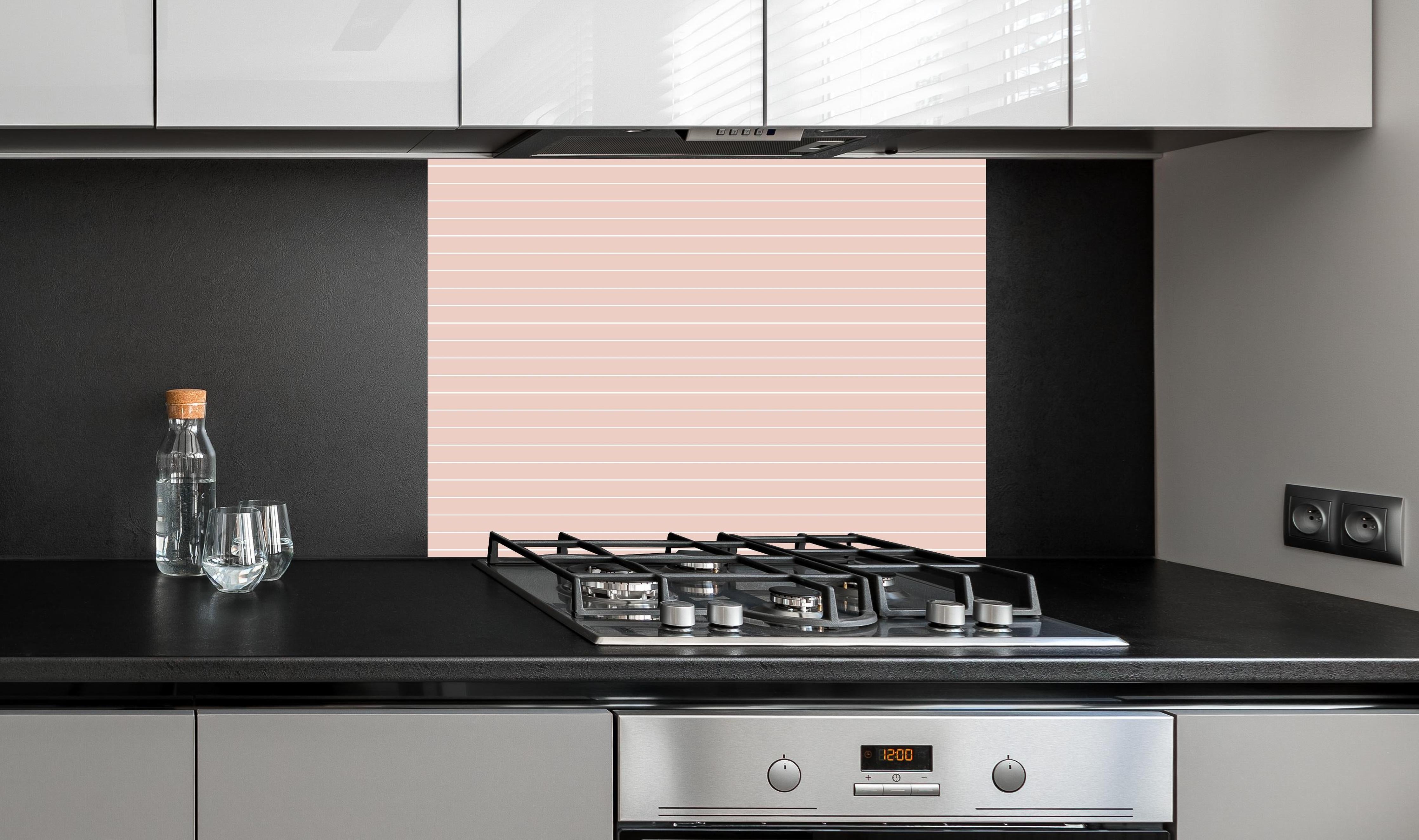 Spritzschutz - Geometrica Orizzontale Cipria hinter einem Cerankochfeld zwischen Holz-Kochutensilien