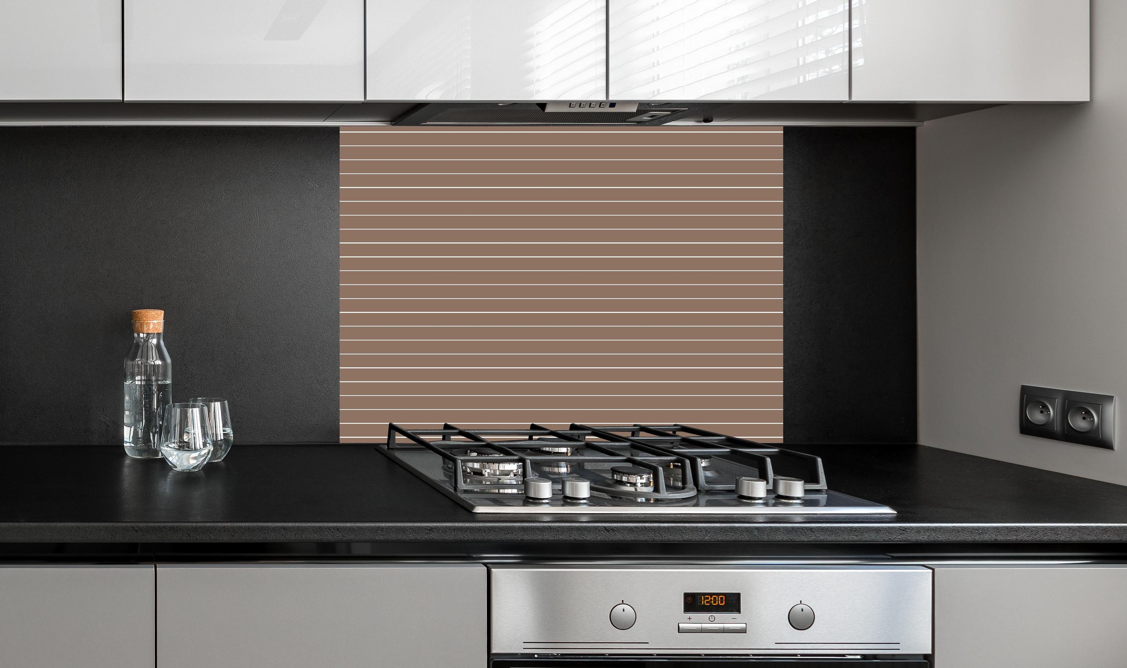 Spritzschutz - Geometrica Orizzontale Sigaro hinter einem Cerankochfeld zwischen Holz-Kochutensilien