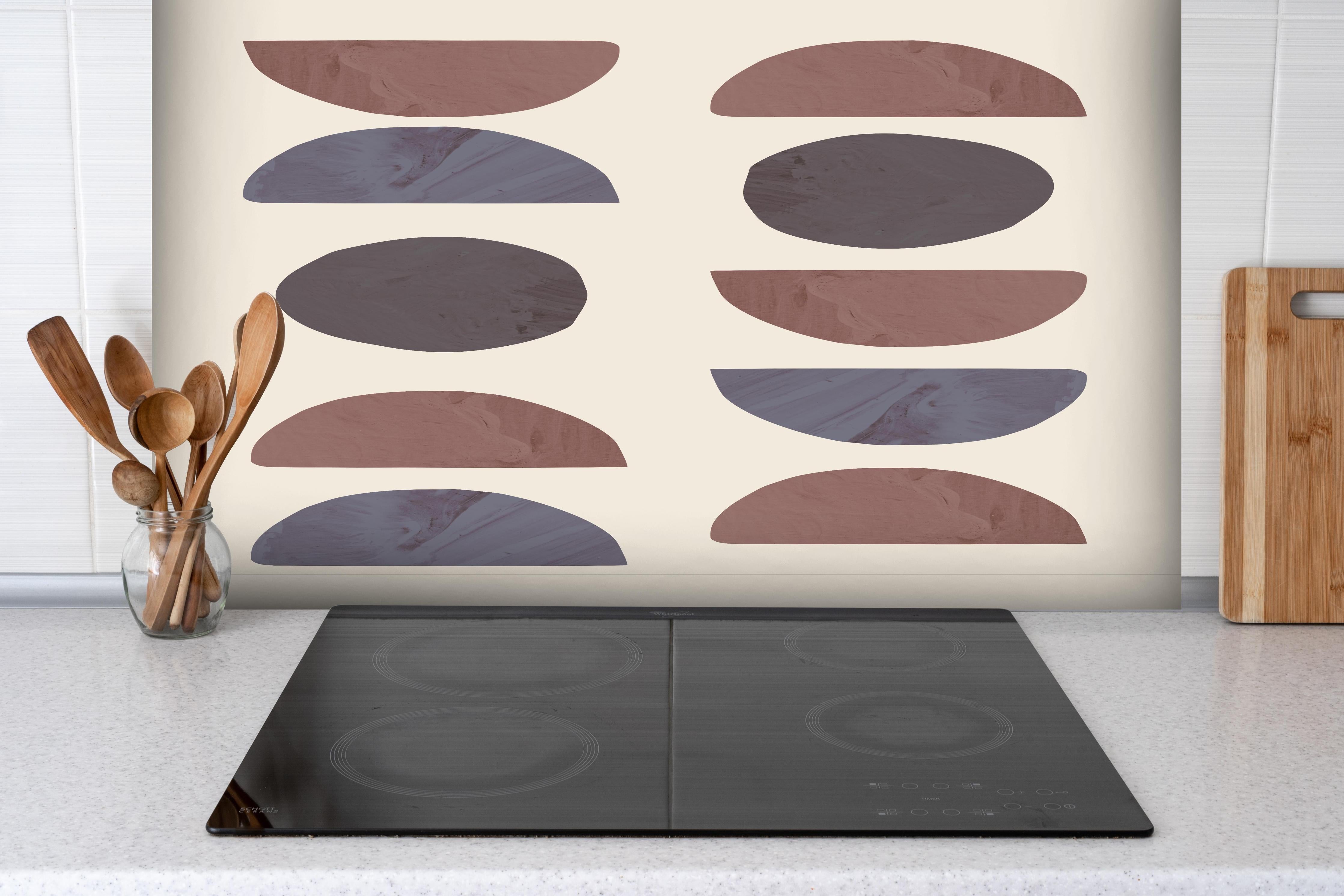 Spritzschutz - Geometrie - Kollage hinter einem Cerankochfeld zwischen Holz-Kochutensilien