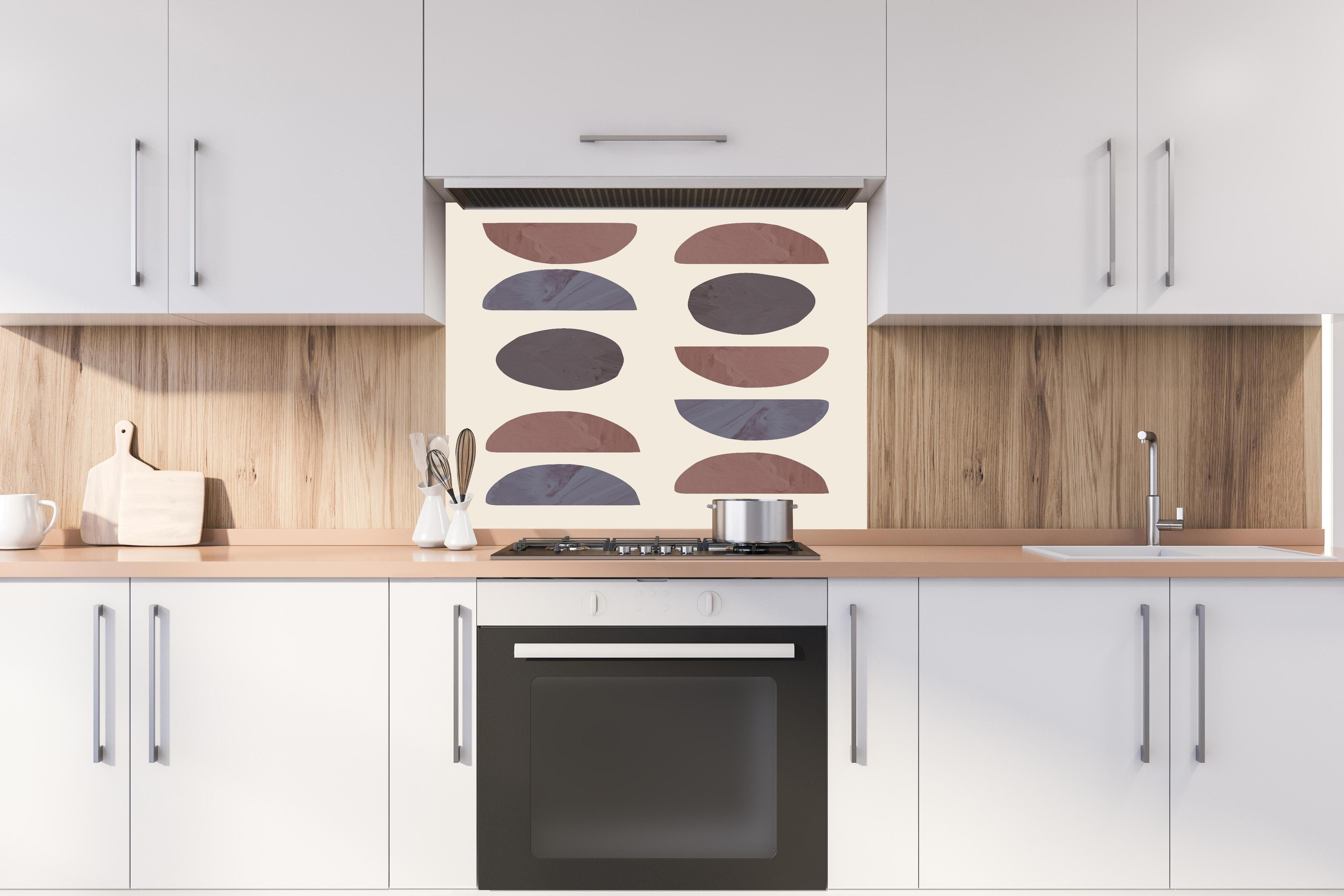 Spritzschutz - Geometrie - Kollage hinter einem Cerankochfeld zwischen Holz-Kochutensilien