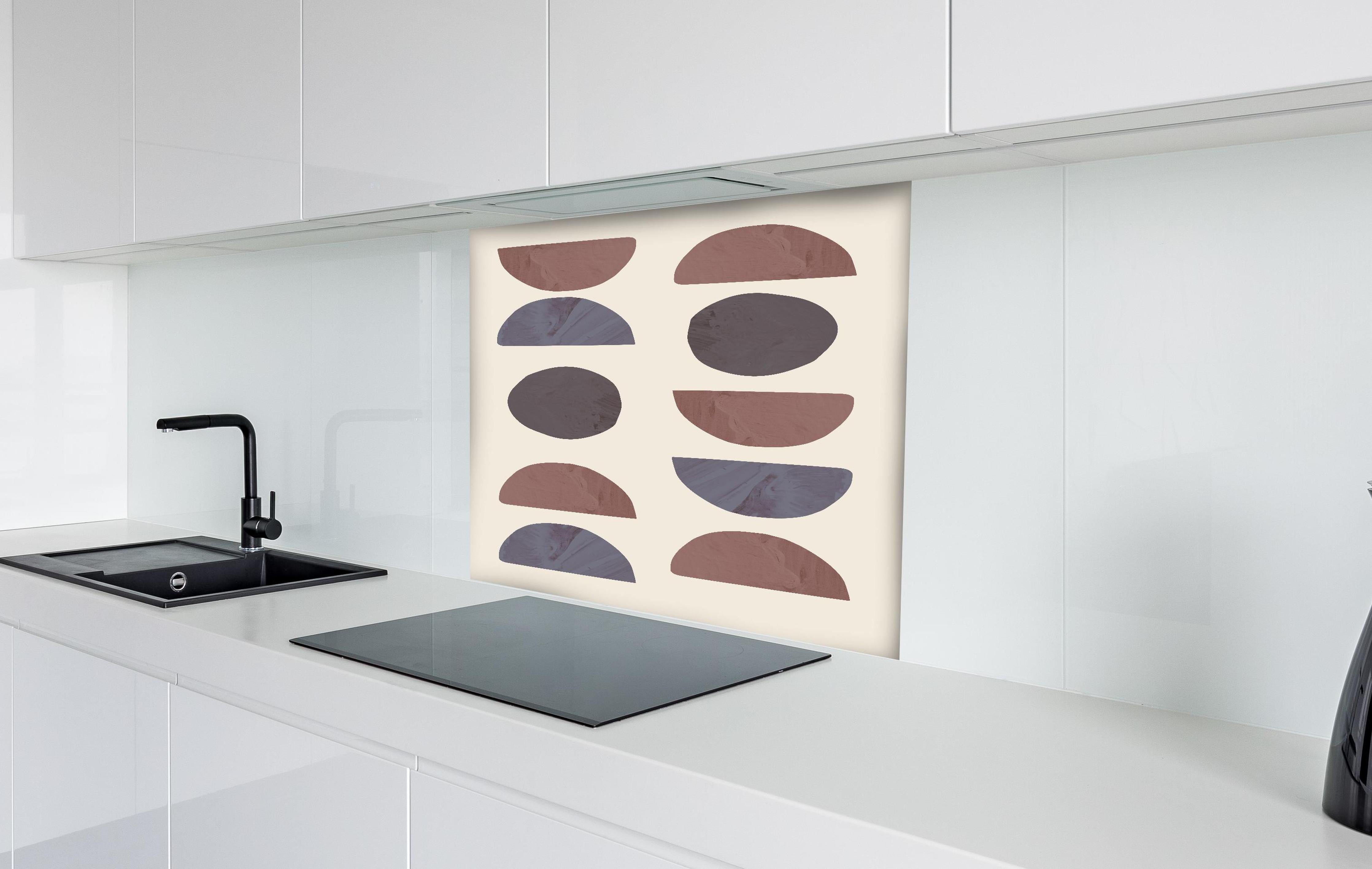Spritzschutz - Geometrie - Kollage hinter einem Cerankochfeld zwischen Holz-Kochutensilien