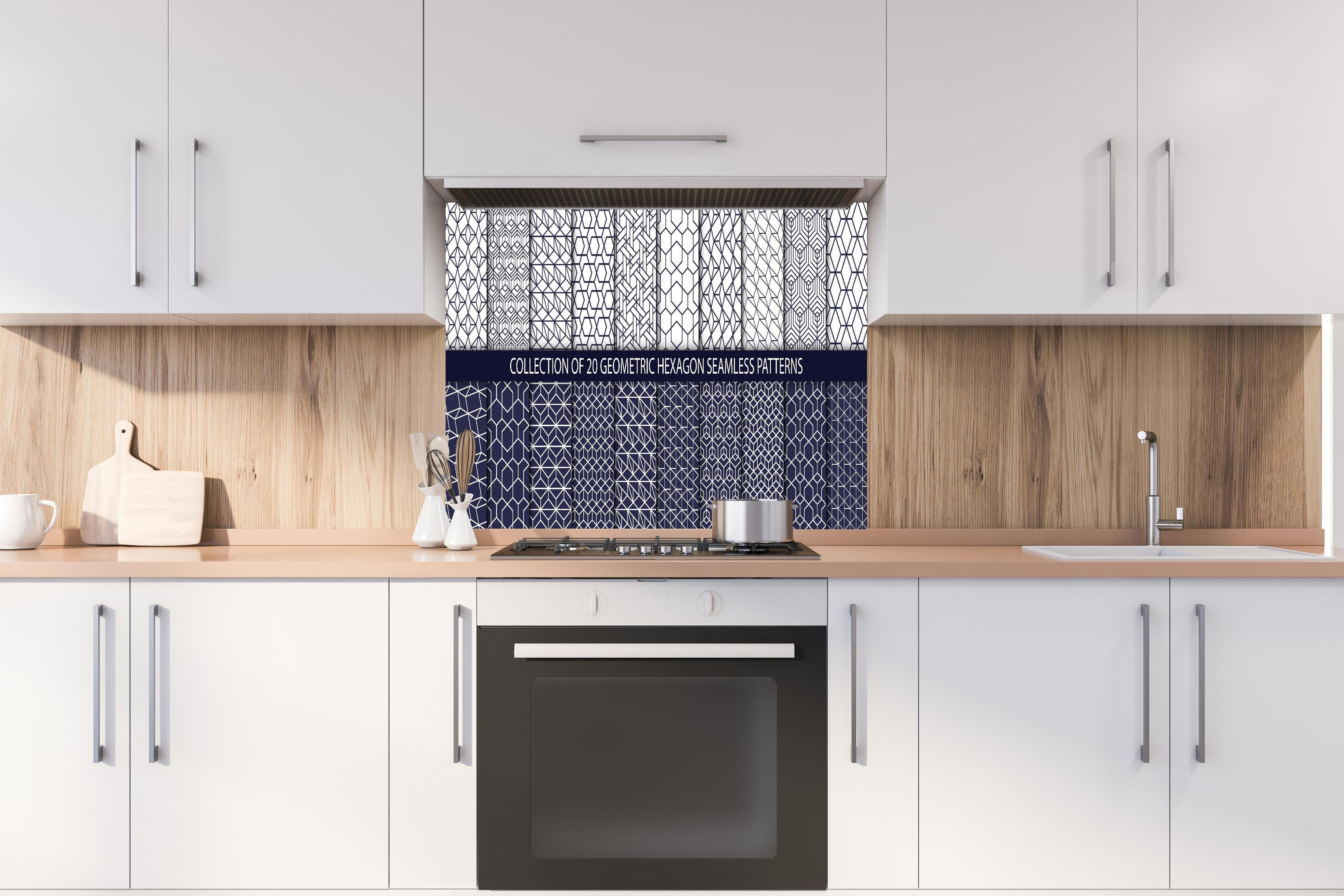 Spritzschutz - Geometrisch nahtlose Hexagon-Muster Kollektion hinter einem Cerankochfeld zwischen Holz-Kochutensilien