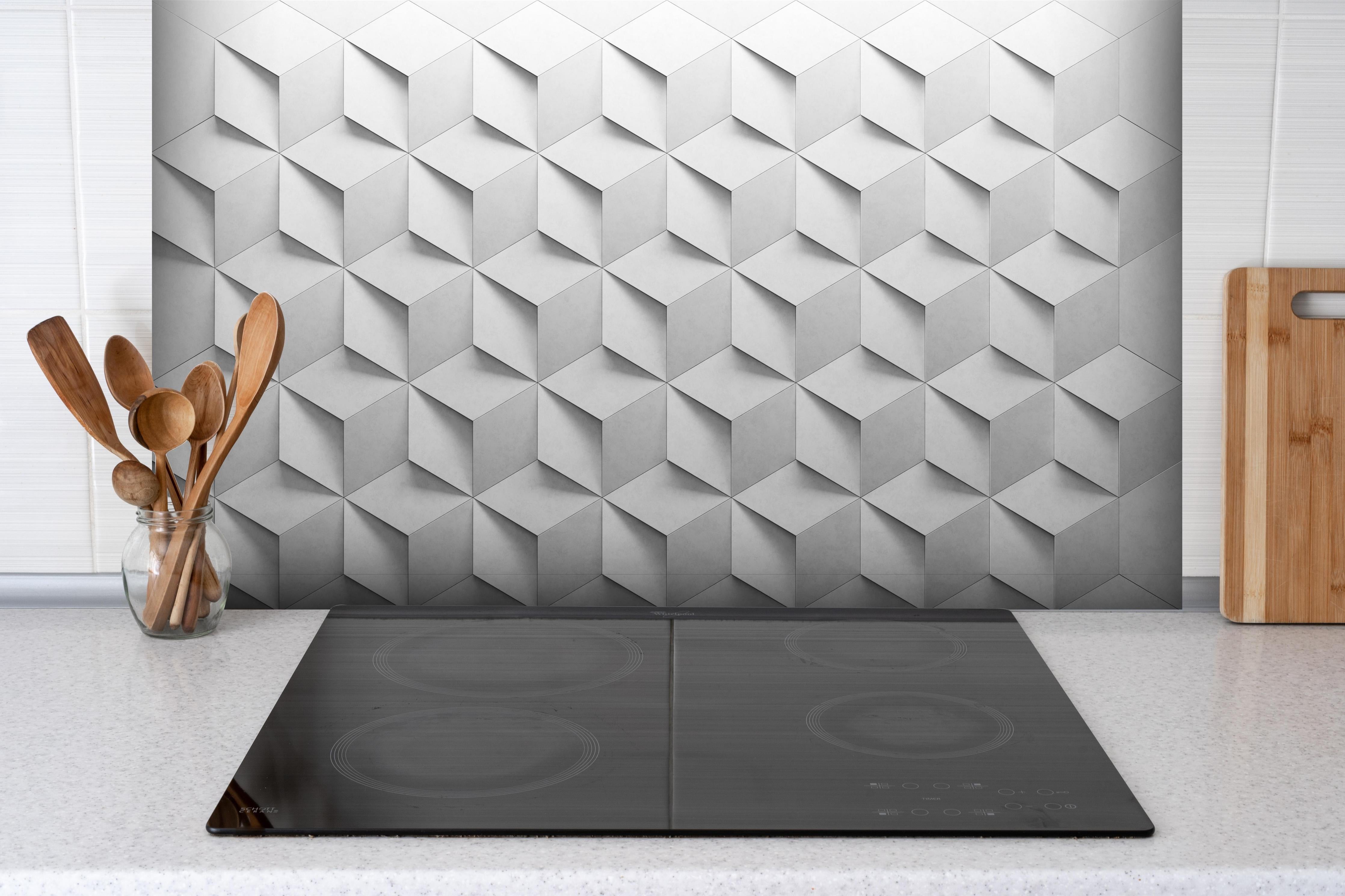 Spritzschutz - Geometrische 3D-Textur in Weiß und Grau hinter einem Cerankochfeld zwischen Holz-Kochutensilien