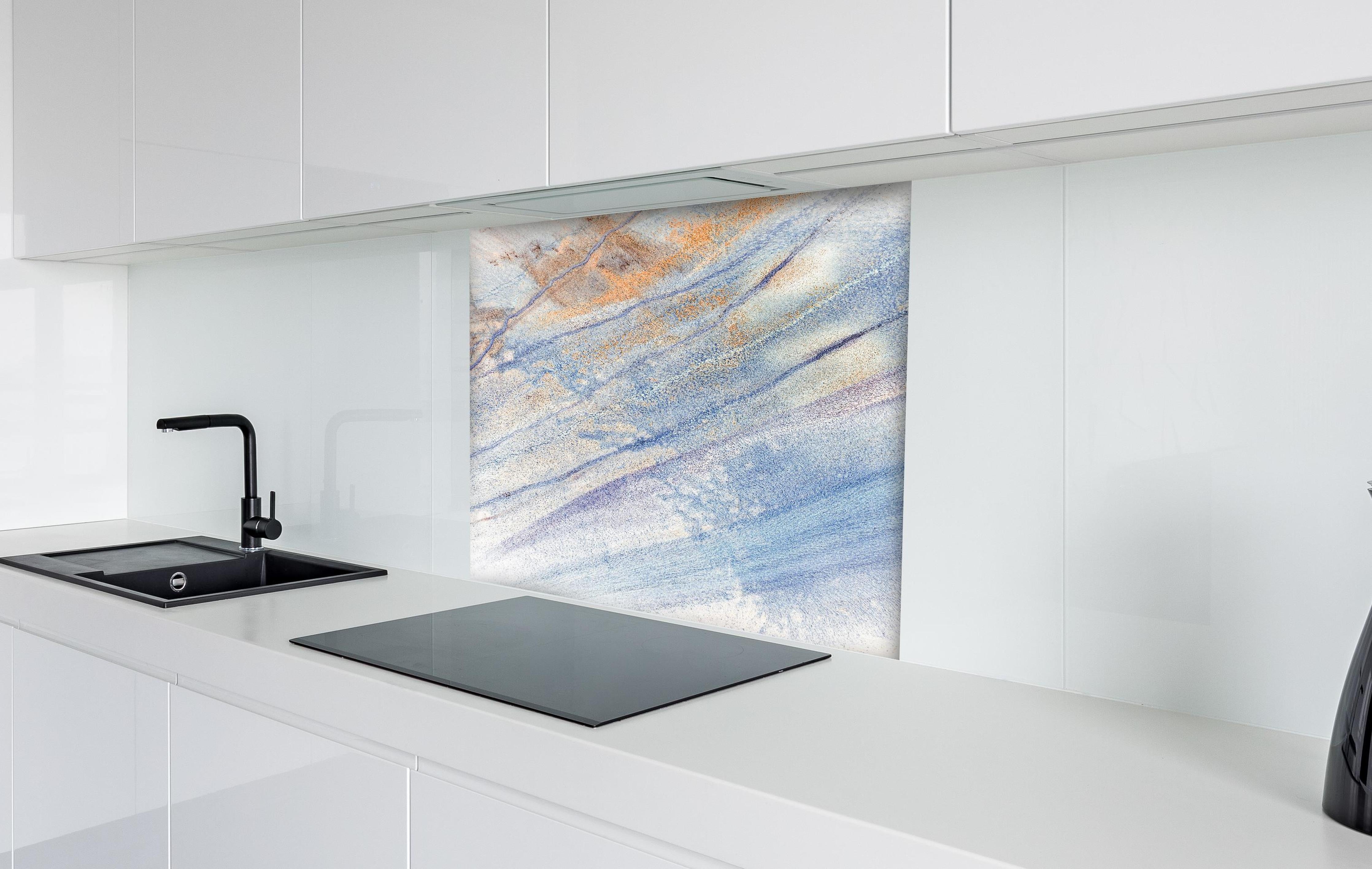 Spritzschutz - Geometrische Architektur Rot und Weiß hinter einem Cerankochfeld zwischen Holz-Kochutensilien