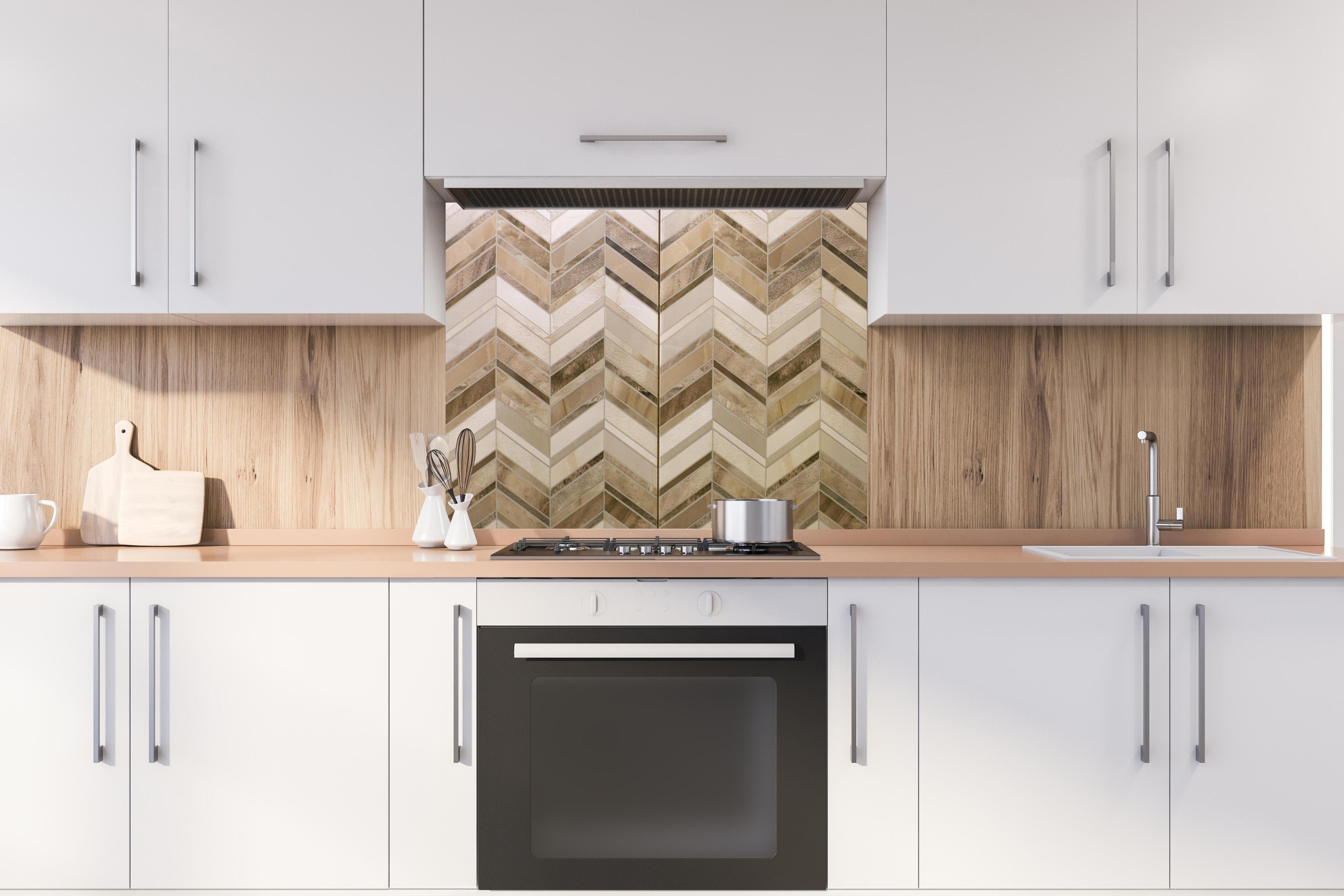 Spritzschutz - Geometrische Beige-Creme Wandfliesenstruktur hinter einem Cerankochfeld zwischen Holz-Kochutensilien