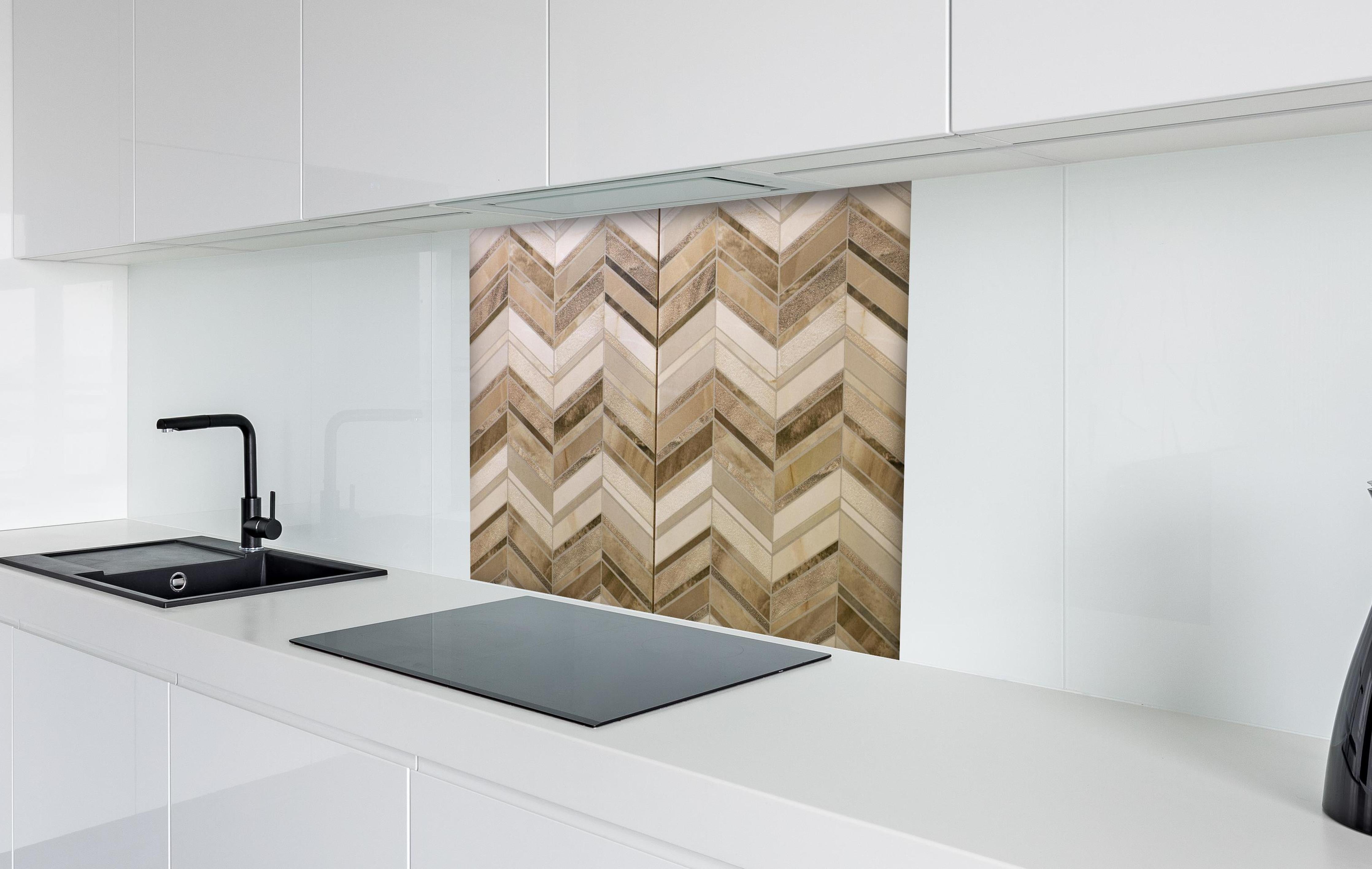 Spritzschutz - Geometrische Beige-Creme Wandfliesenstruktur hinter einem Cerankochfeld zwischen Holz-Kochutensilien