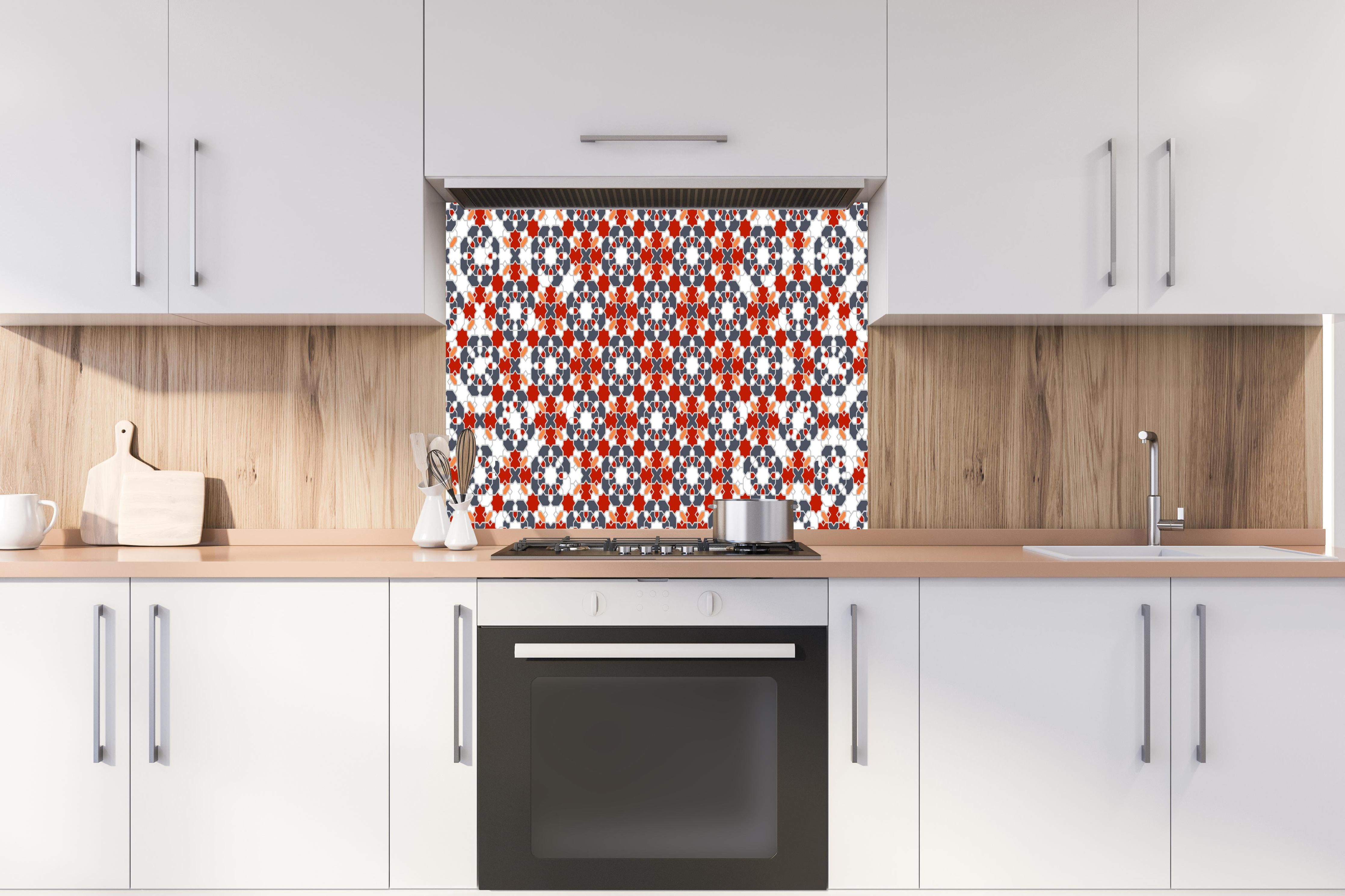 Spritzschutz - Geometrische Fliesen hinter einem Cerankochfeld zwischen Holz-Kochutensilien
